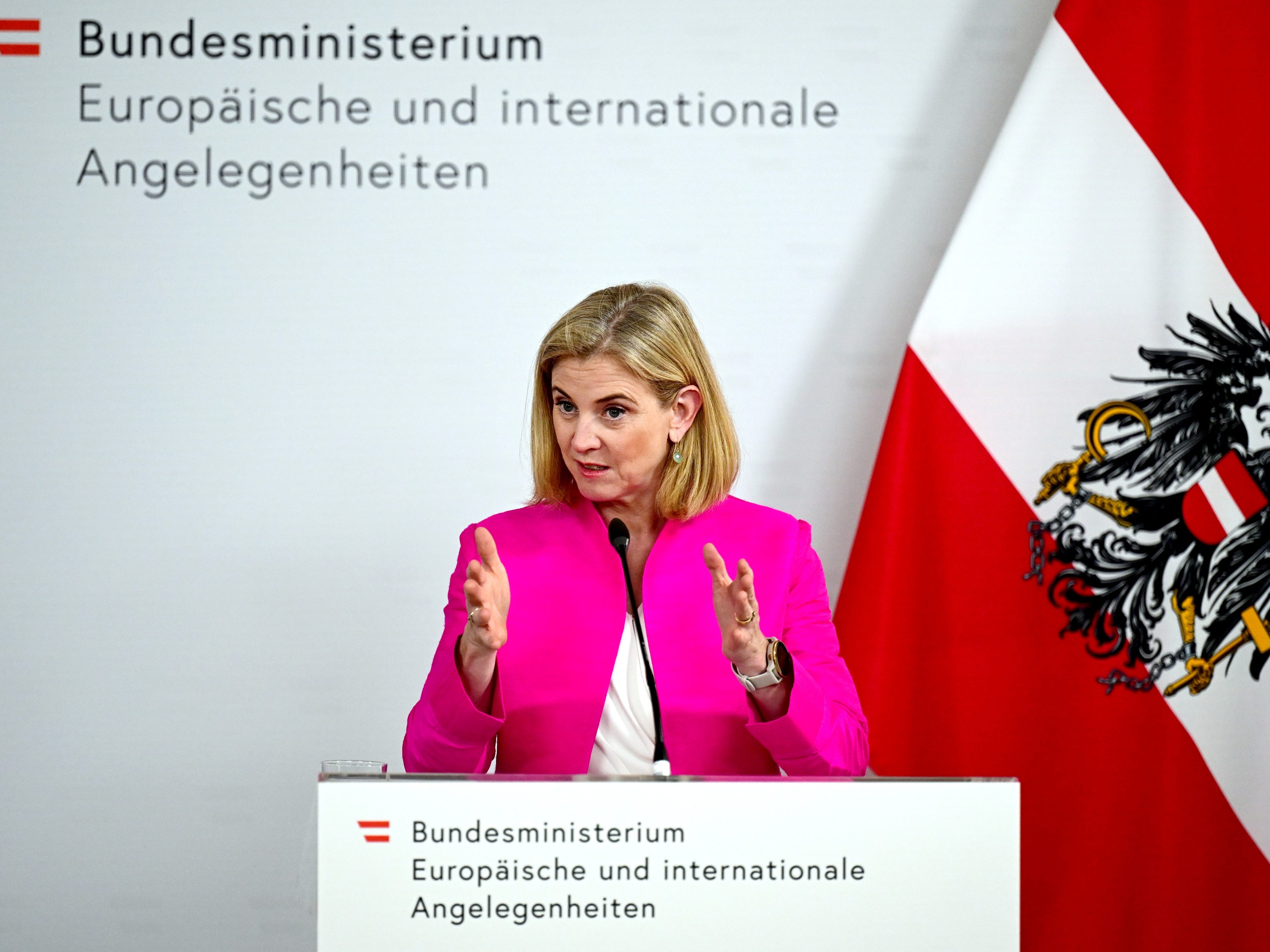 Beate Meinl-Reisinger ist derzeit in Uganda, um die angekündigte Afrika-Strategie voranzubringen. Beate Meinl-Reisinger ist derzeit in Uganda, um die angekündigte Afrika-Strategie voranzubringen.