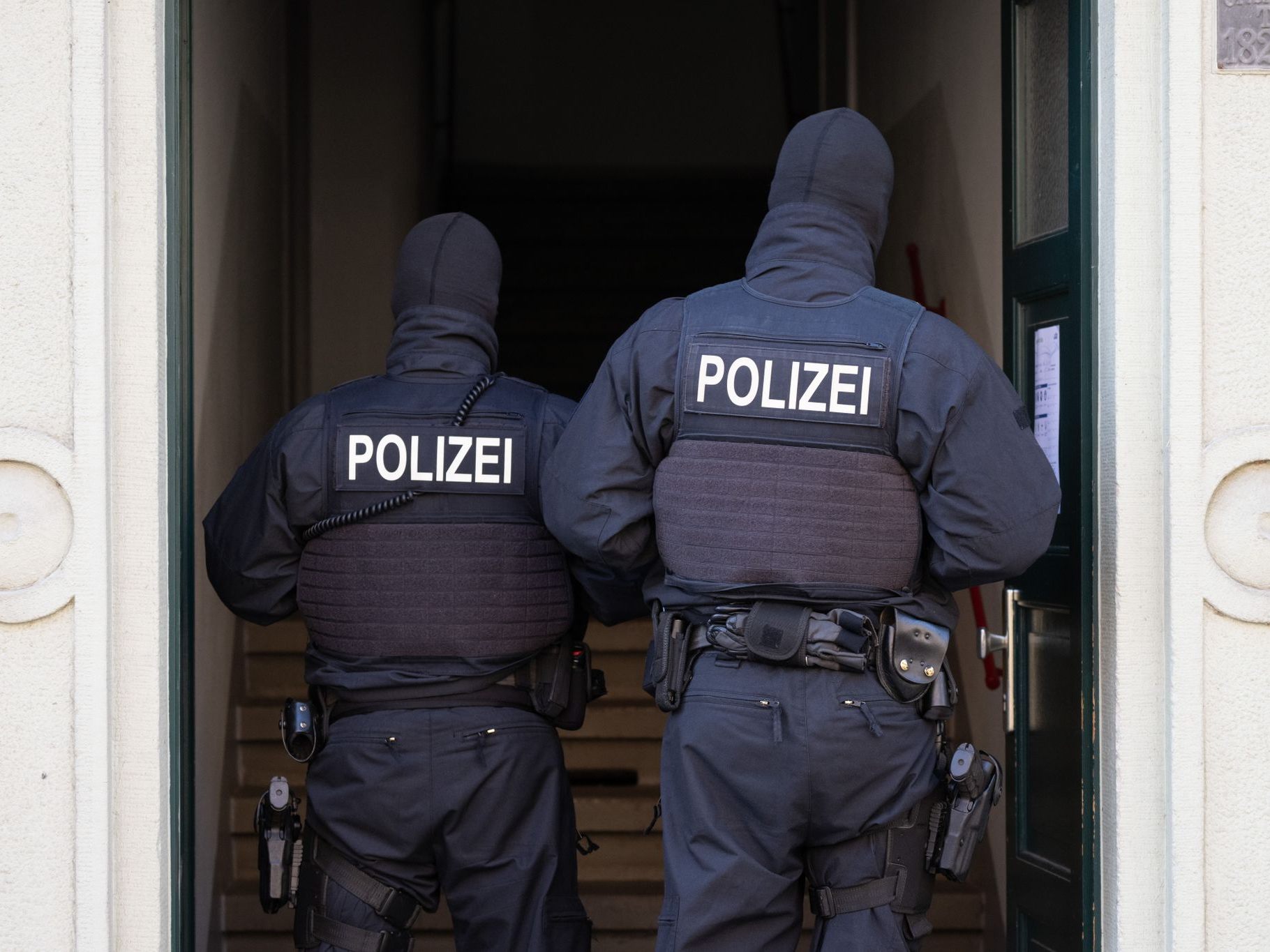 Wegen des Verdachts der Körperverletzung im Amt gegen 17 Polizisten in Frankfurt am Main sind Freitagfrüh mehrere Dienststellen und Wohnungen durchsucht worden. (Symbolbild) Wegen des Verdachts der Körperverletzung im Amt gegen 17 Polizisten in Frankfurt am Main sind Freitagfrüh mehrere Dienststellen und Wohnungen durchsucht worden. (Symbolbild)