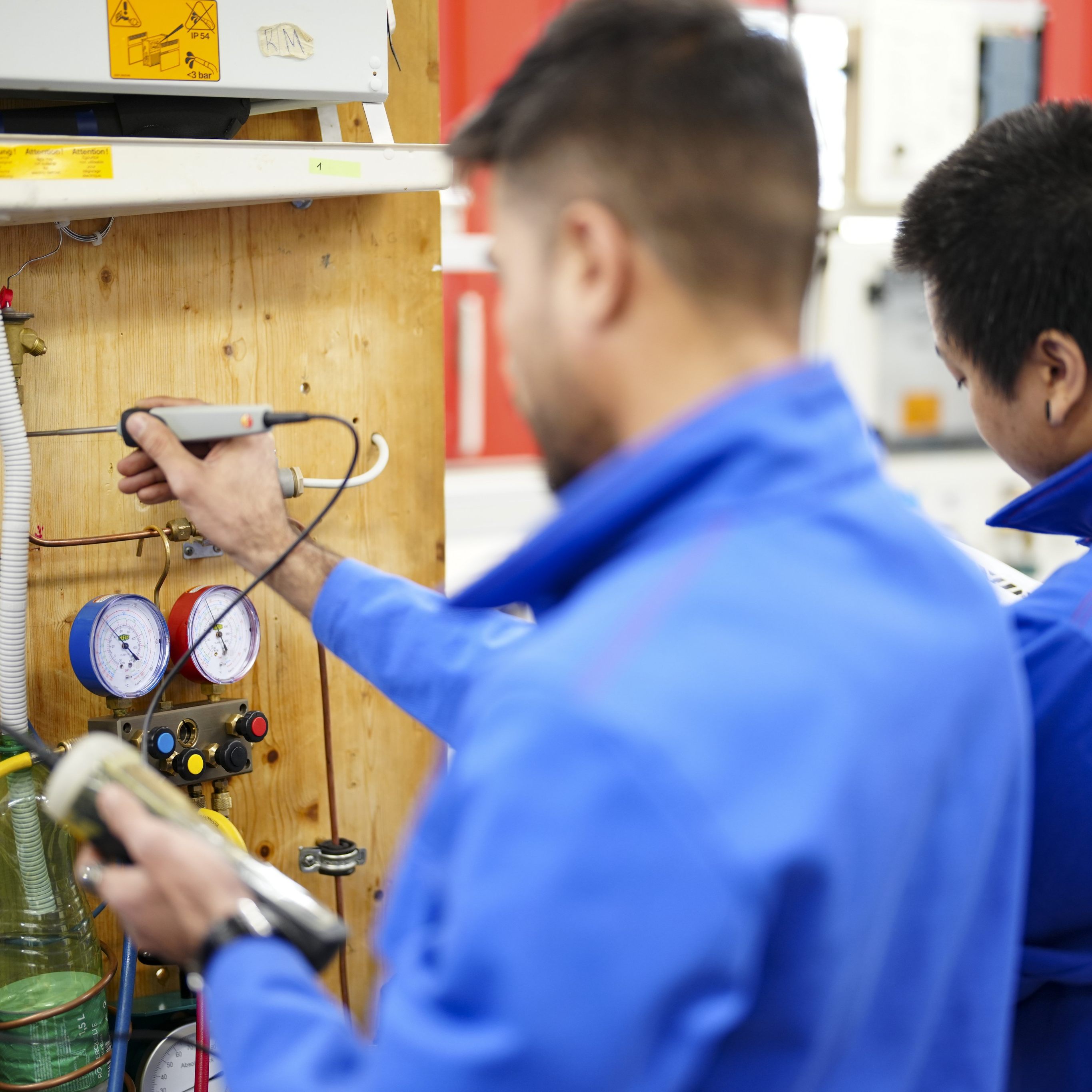 Migranten sind hochmotiviert aber mit Hürden beim Job konfrontiert.