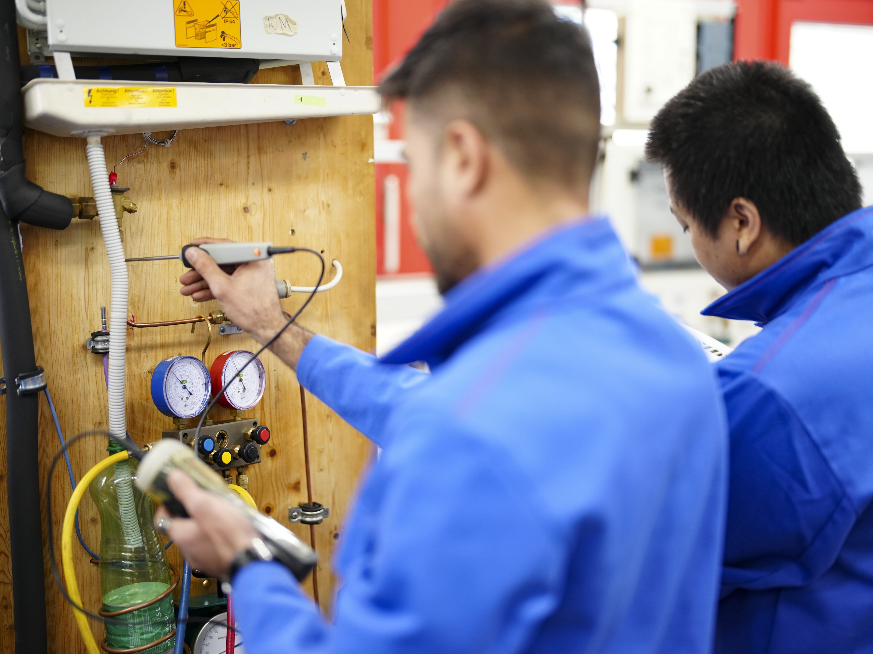 Migranten sind hochmotiviert aber mit Hürden beim Job konfrontiert.