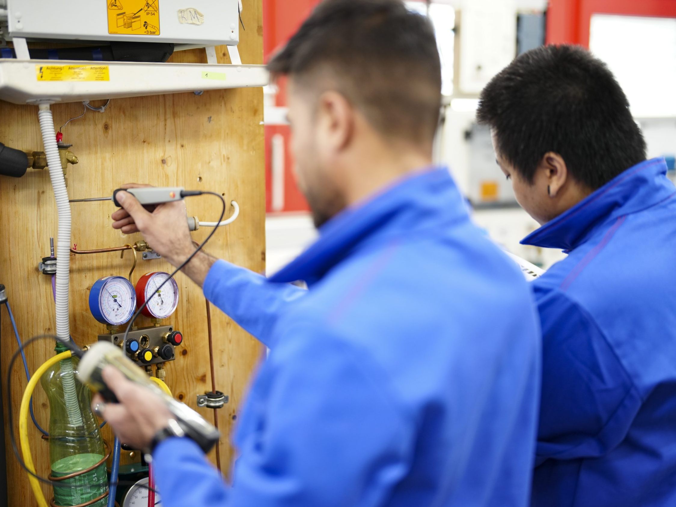 Ein Fünftel bricht die Ausbildung ab oder wechselt die Fachrichtung. Ein Fünftel bricht die Ausbildung ab oder wechselt die Fachrichtung.