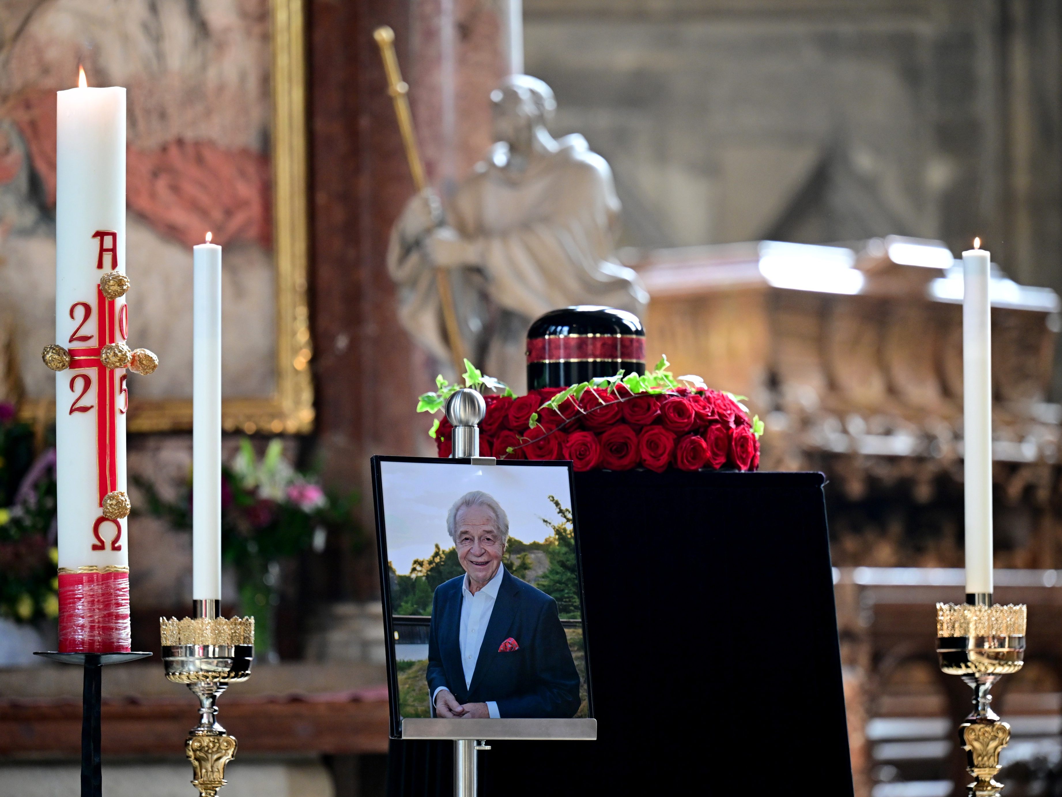Abschied-von-quot-Mister-Wunderbar-quot-Letzte-Ehre-f-r-Harald-Serafin-im-Wiener-Stephansdom