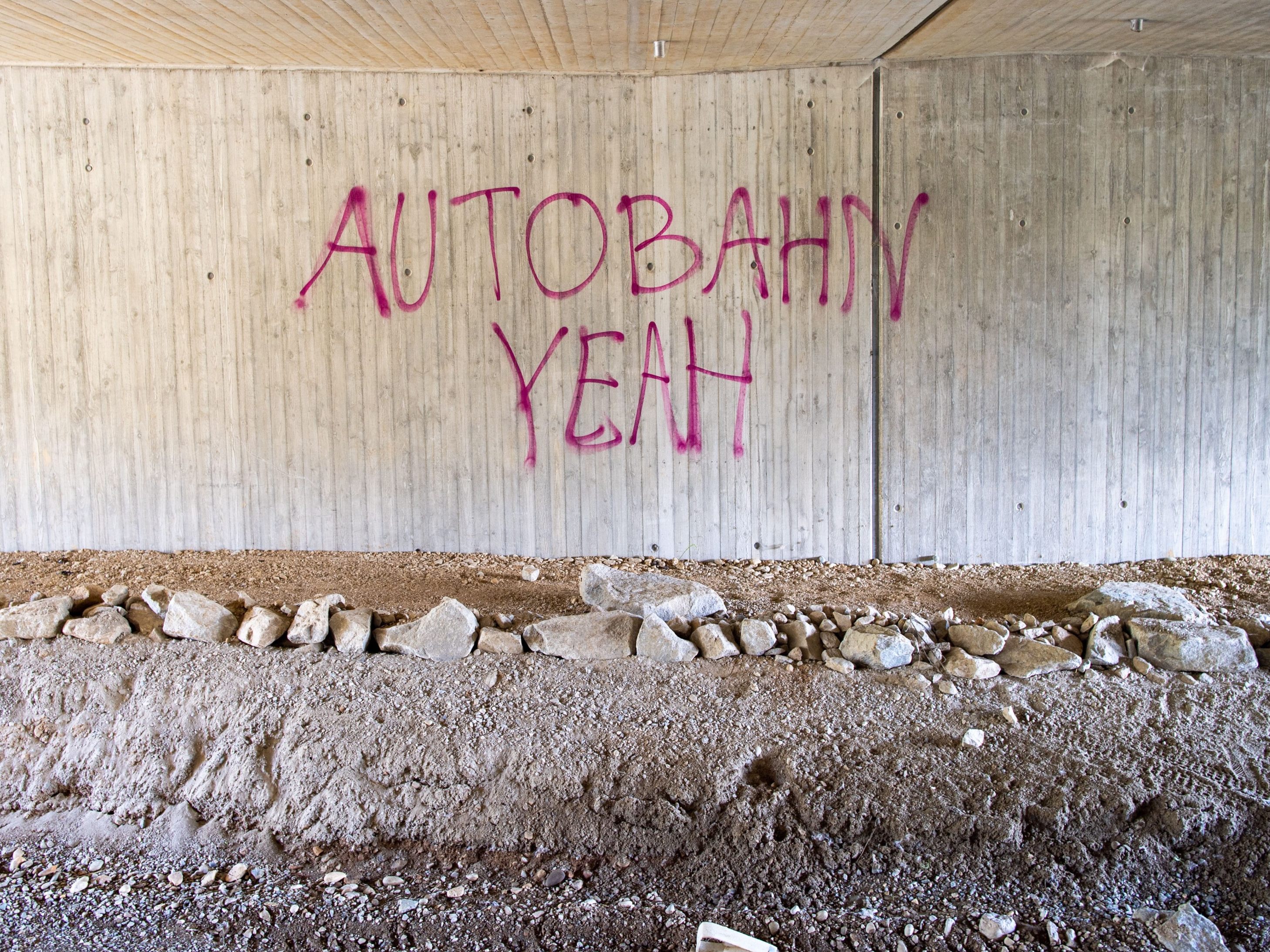 Autobahnpolizei-kl-rt-zahlreiche-Graffiti-Sch-den-auf
