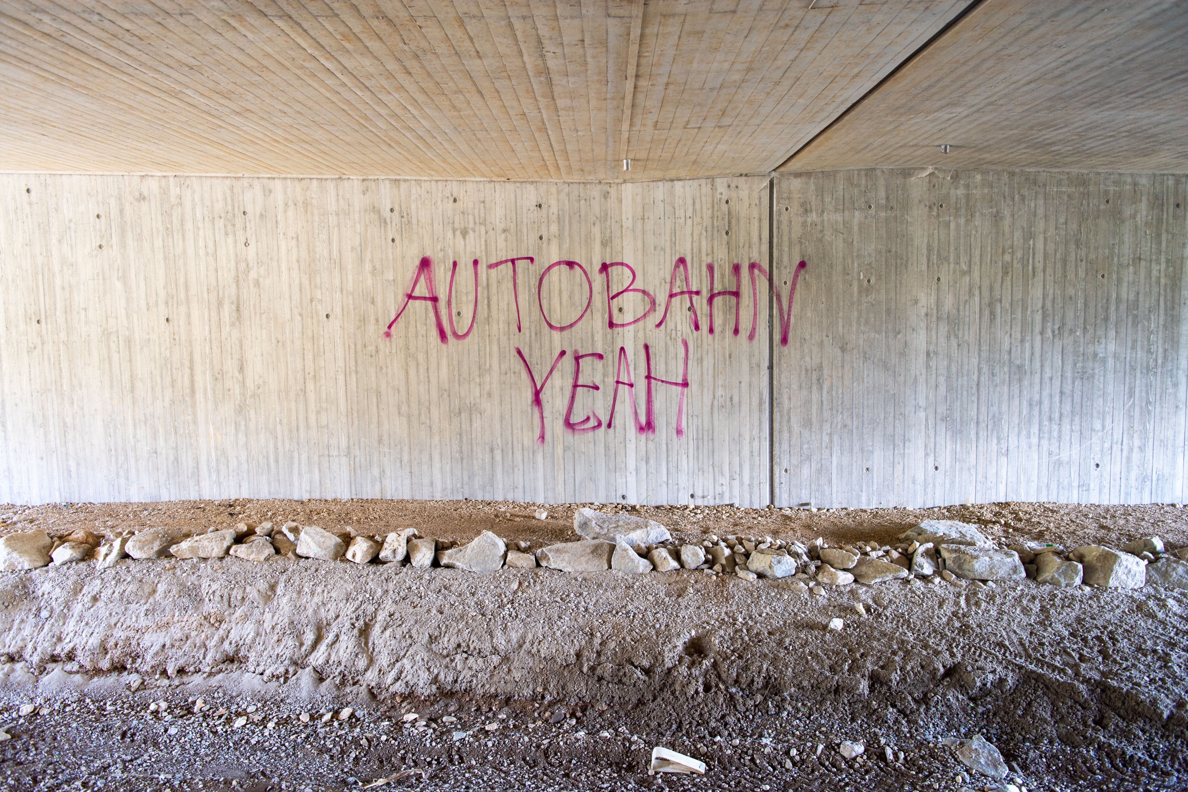 Autobahnpolizei klärt zahlreiche Graffiti-Schäden auf