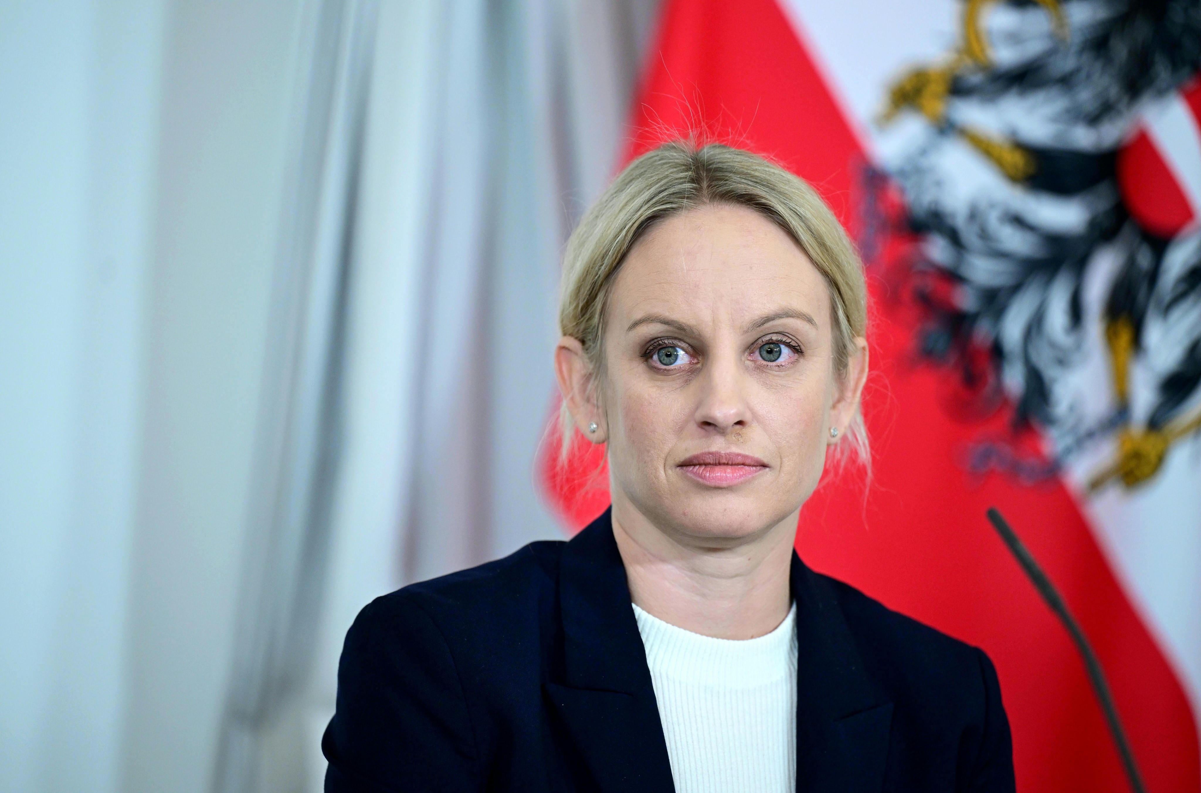 Sport-Staatssekretärin Michaela Schmidt fordert eine vollständige Aufklärung der Vorfälle. Sport-Staatssekretärin Michaela Schmidt fordert eine vollständige Aufklärung der Vorfälle.