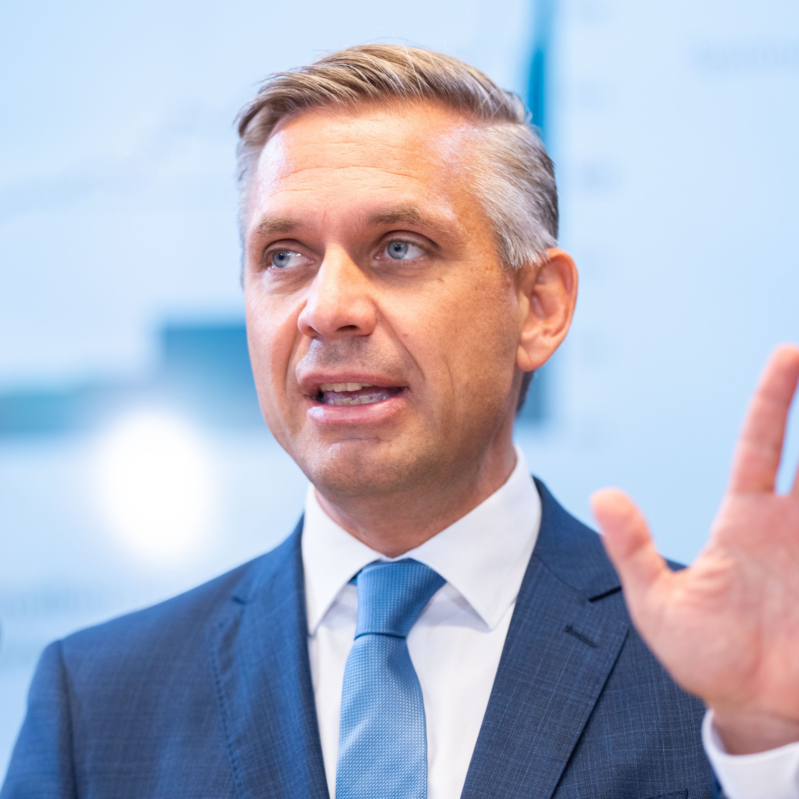 Wirtschaftsminister Wolfgang Hattmannsdorfer (ÖVP) ist für eine Beibehaltung des angehobenen Freibetrags für Überstundenzuschläge, der mit Ende 2025 ausläuft.