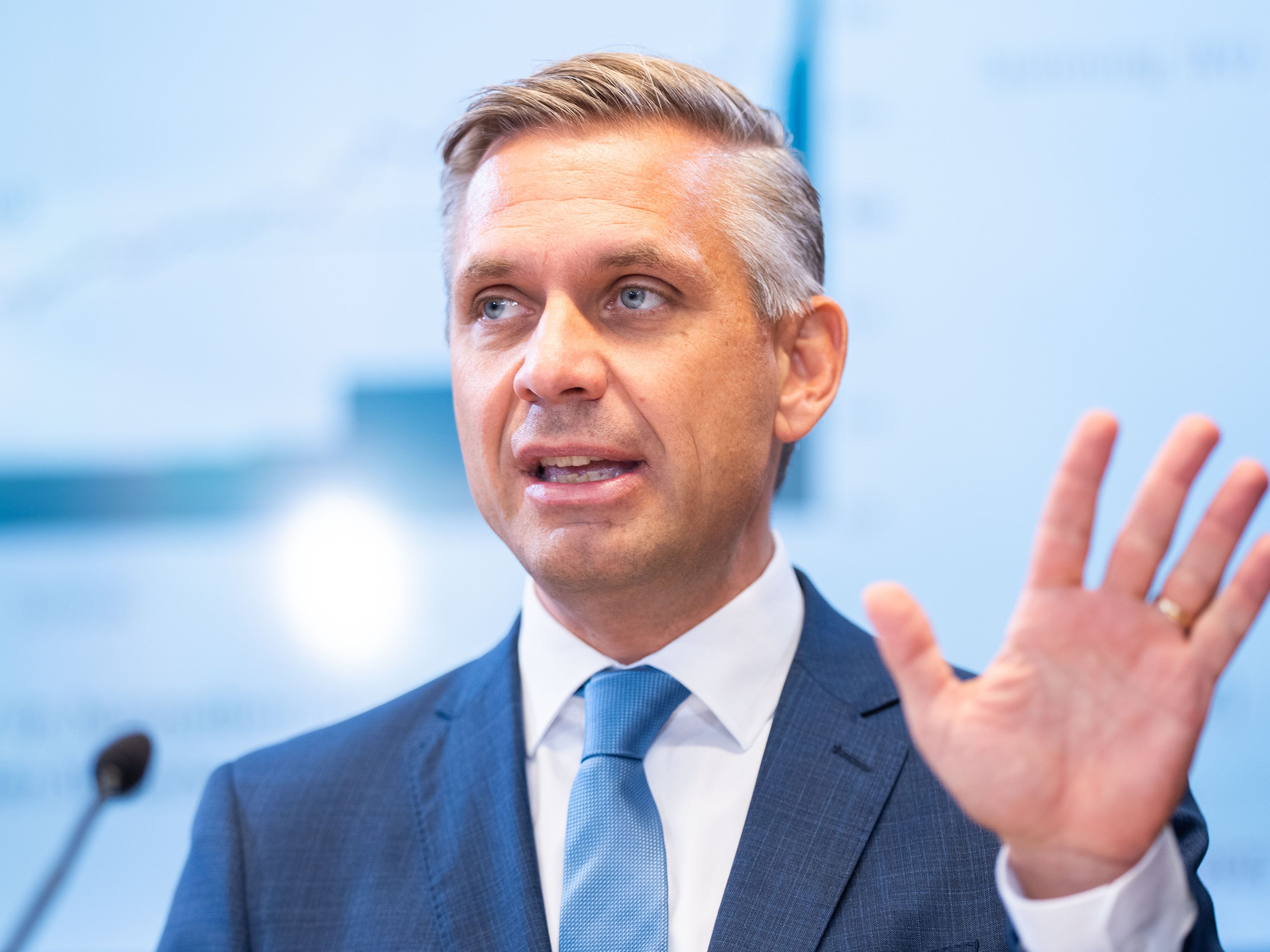 Wirtschaftsminister Wolfgang Hattmannsdorfer (ÖVP) ist für eine Beibehaltung des angehobenen Freibetrags für Überstundenzuschläge, der mit Ende 2025 ausläuft. Wirtschaftsminister Wolfgang Hattmannsdorfer (ÖVP) ist für eine Beibehaltung des angehobenen Freibetrags für Überstundenzuschläge, der mit Ende 2025 ausläuft.