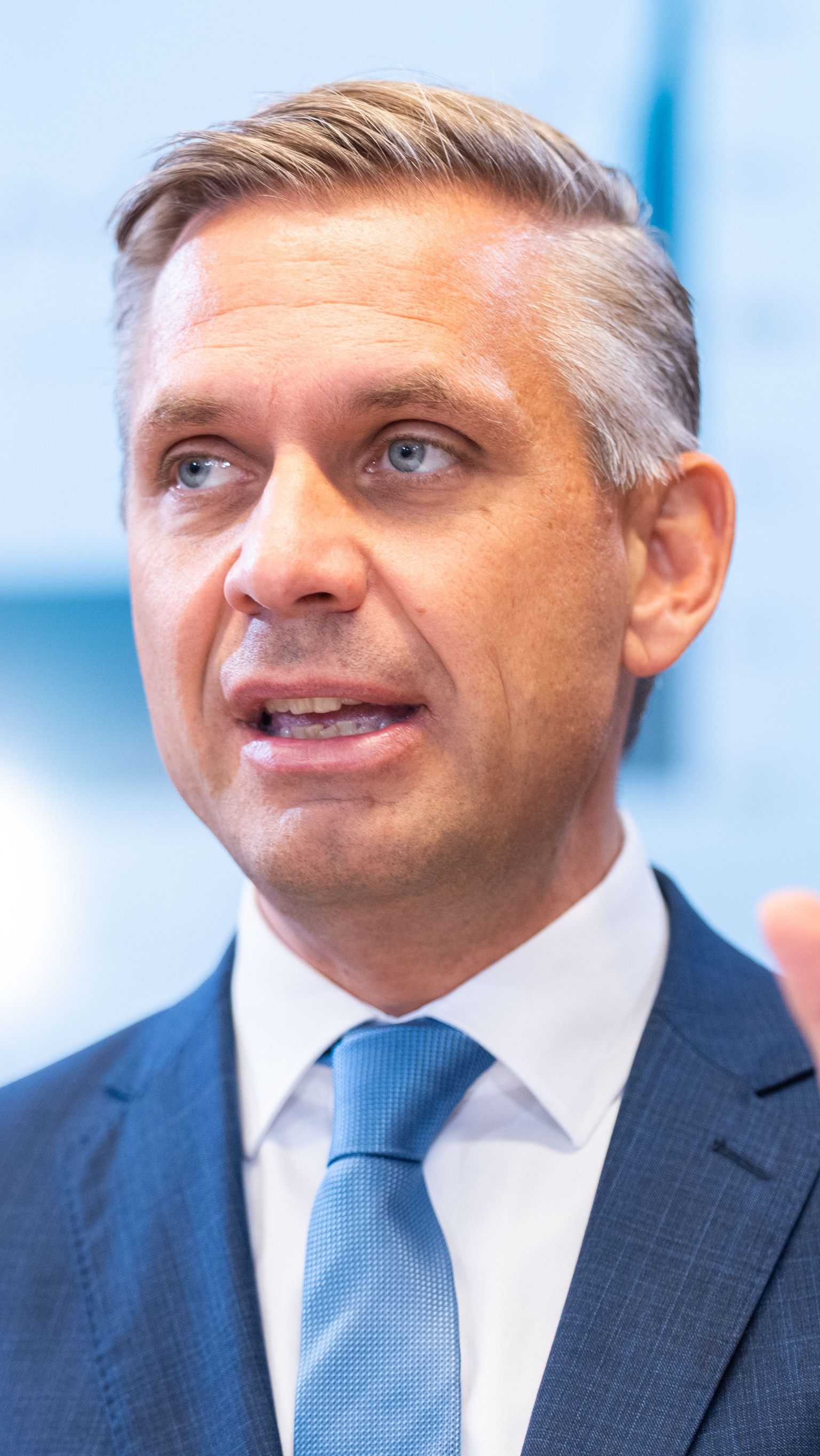 Wirtschaftsminister Wolfgang Hattmannsdorfer (ÖVP) ist für eine Beibehaltung des angehobenen Freibetrags für Überstundenzuschläge, der mit Ende 2025 ausläuft.