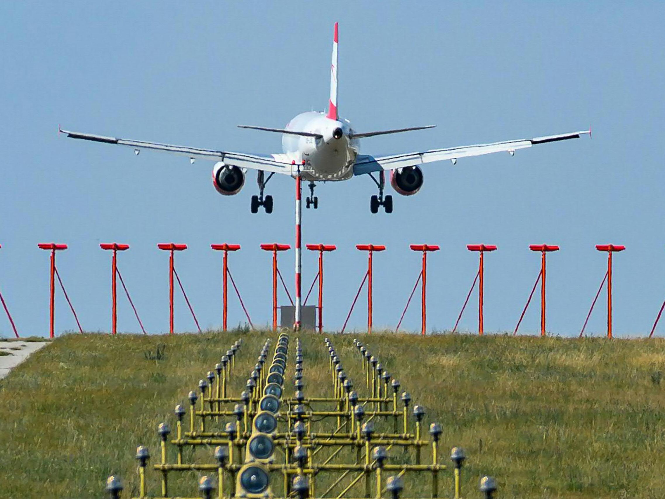 Die Emissionen im Flugverkehr in Österreich sind auf einem neuem Höchstwert. Die Emissionen im Flugverkehr in Österreich sind auf einem neuem Höchstwert.