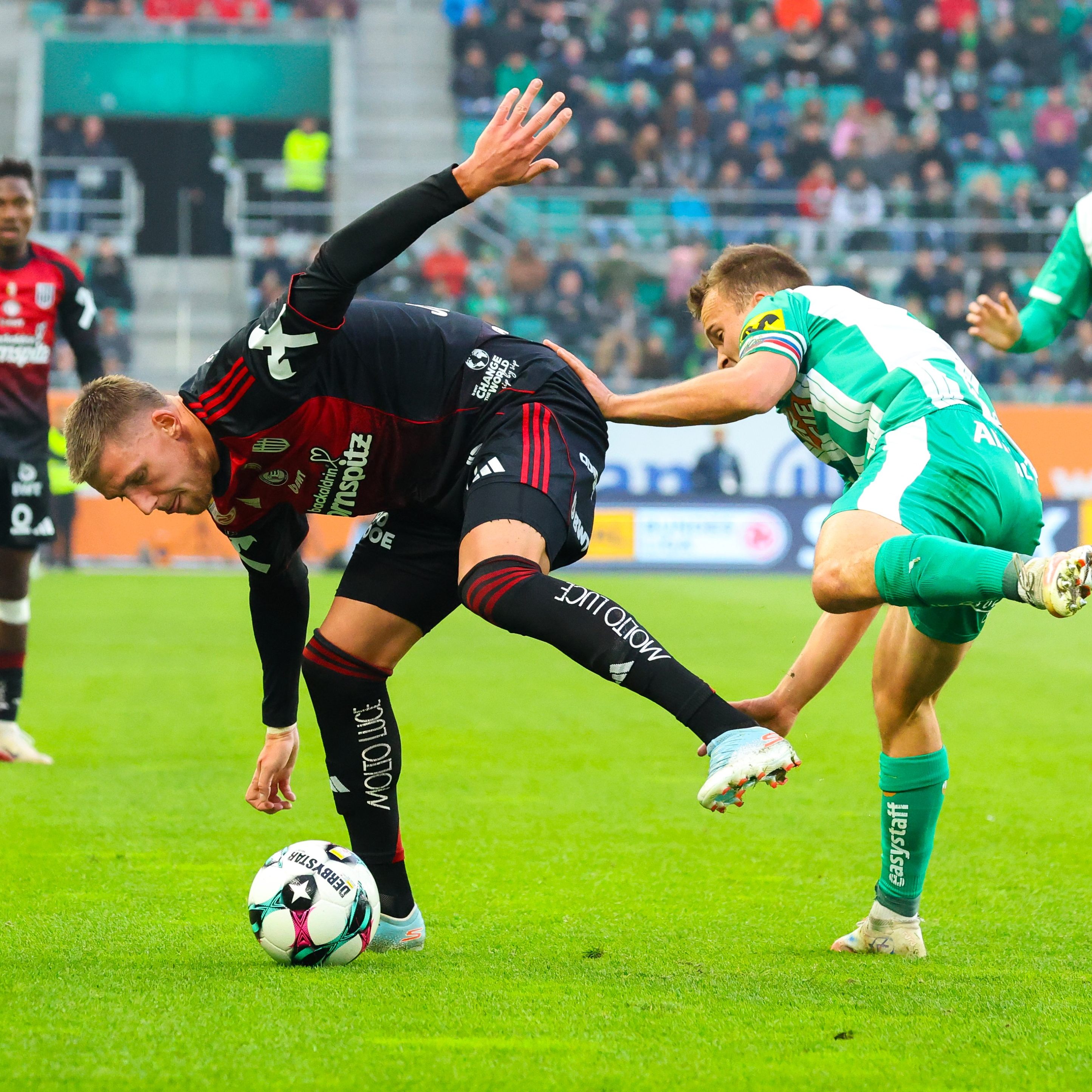 Konnte Niederlage gegen LASK nicht verhindern: Rapids Matthias Seidl (rechts vorne).