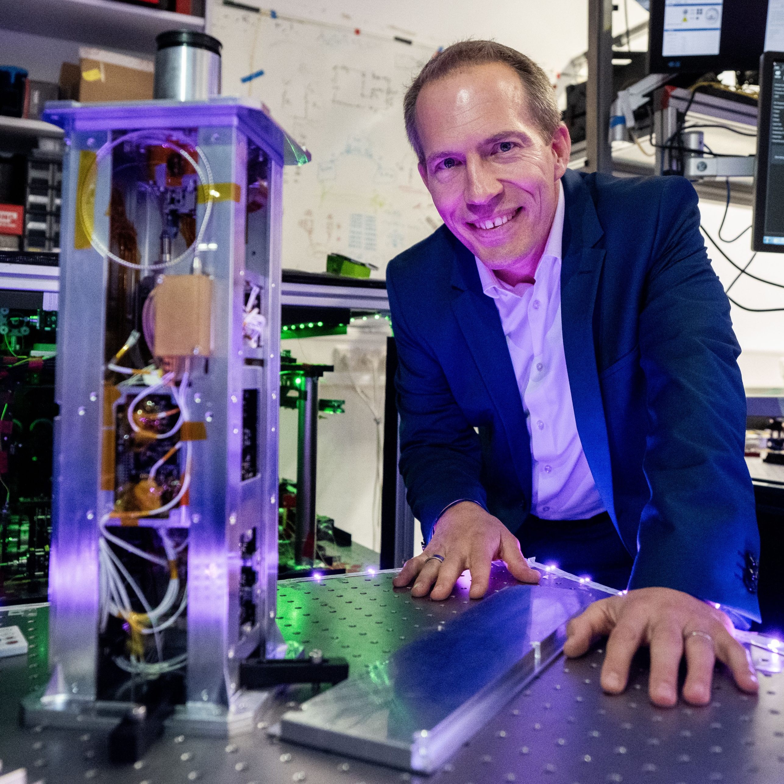 Quantenphysiker Philip Walther mit einem photonischen Satelliten-Quantencomputer an der Uni Wien.