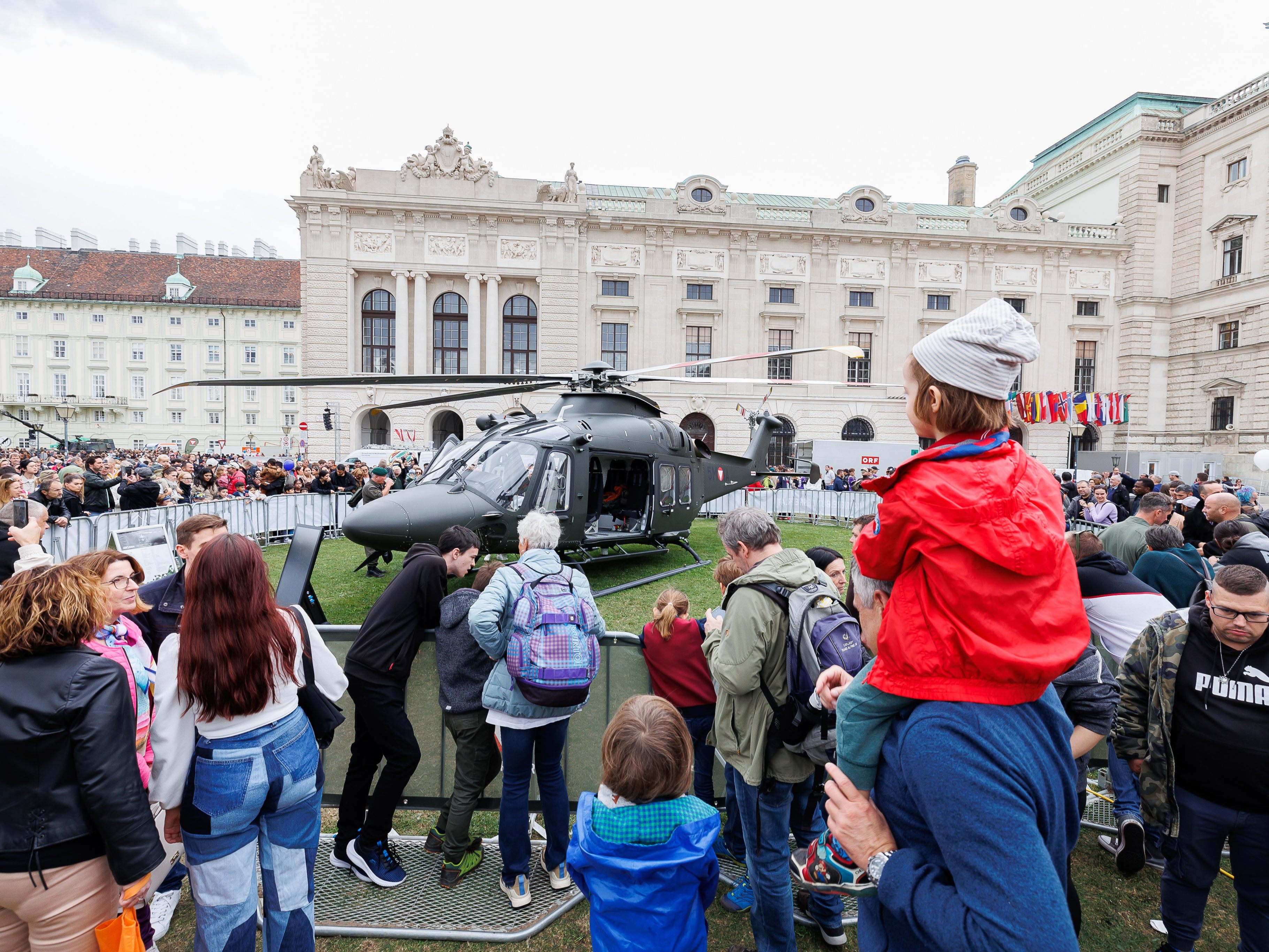 Bundesheer, Polizei und Politik präsentieren sich am Nationalfeiertag. Bundesheer, Polizei und Politik präsentieren sich am Nationalfeiertag.