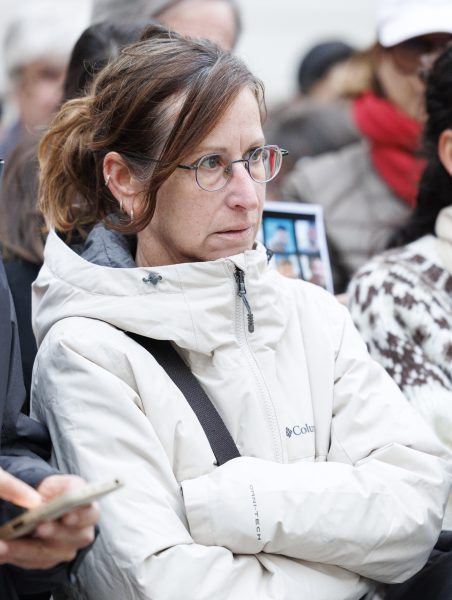 ABD0149_20251005 – WIEN – STERREICH: Die Mutter einer Hamas-Geisel Galia David whrend einer Gedenkveranstaltung der Israelischen Kultusgemeinde (IKG) fr die Opfer vom 7. Oktober und fr jene, die noch im Gazastreifen als Geiseln gehalten werden, aufgenommen am Sonntag, 05. Oktober 2025, in Wien. – FOTO: APA/TOBIAS STEINMAURER