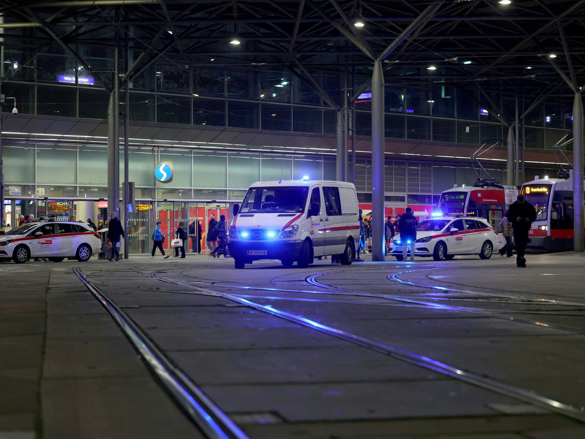 Großeinsatz der Wiener Feuerwehr beim Praterstern. Großeinsatz der Wiener Feuerwehr beim Praterstern.