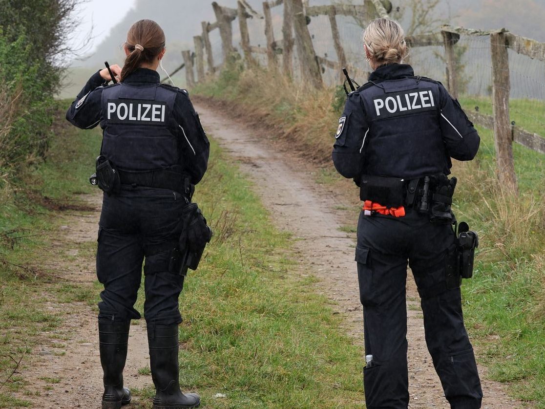 Ermittler untersuchen Entsorgungsfirma nach Tod von Fabian. Ermittler untersuchen Entsorgungsfirma nach Tod von Fabian.