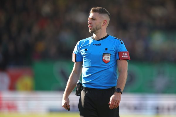 ABD0168_20251026 – RIED – STERREICH: Schiedsrichter Arnes Talic am Sonntag, 26. Oktober 2025, whrend der Admiral Bundesliga-Begegnung, Grunddurchgang, 11. Runde, zwischen SV Oberbank Ried und SK Rapid Wien in Ried. – FOTO: APA/EXPA/UWE WINTER