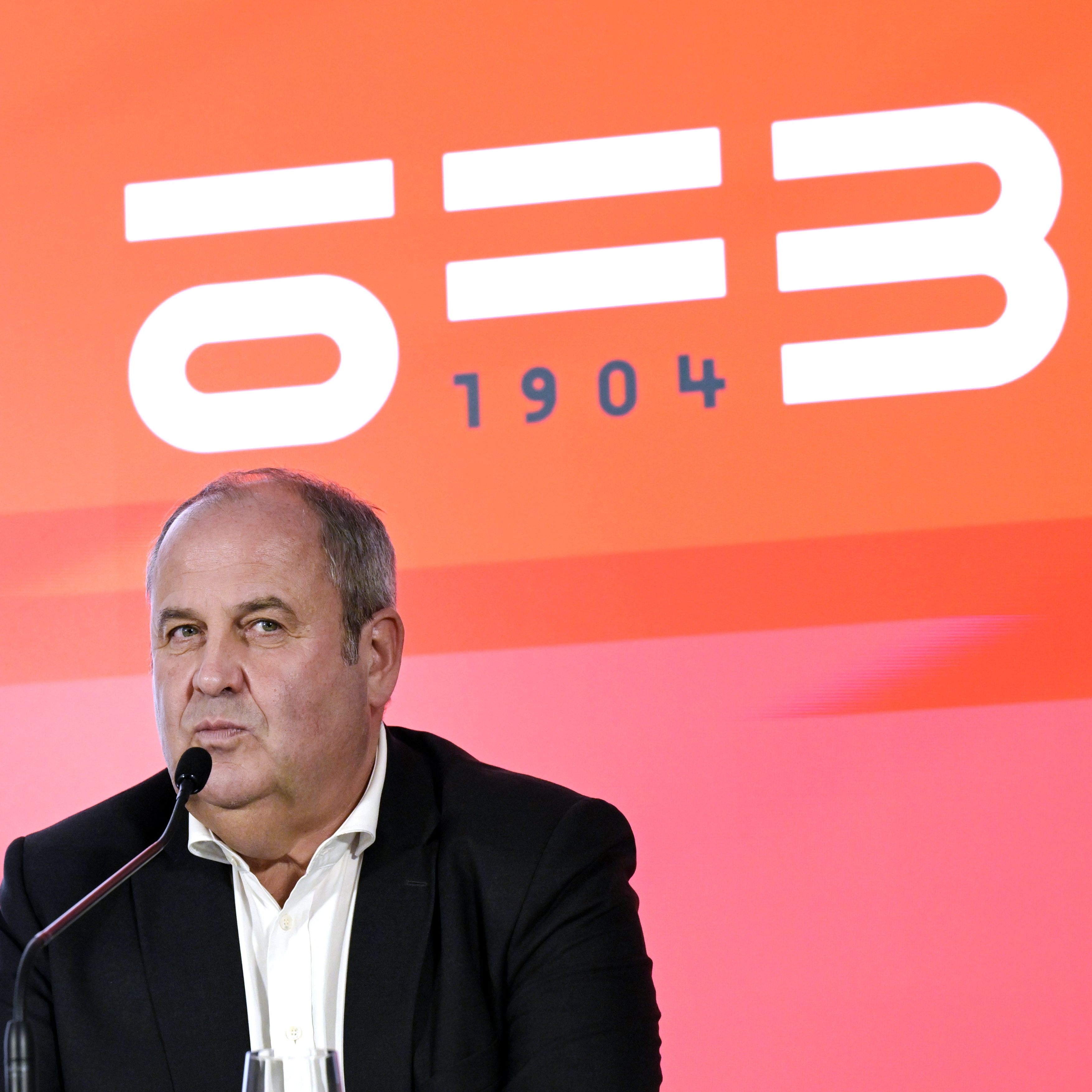 ÖFB-Aufsichtsratsvorsitzender Pröll und das neue ÖFB-Logo.