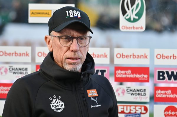 ABD0170_20251026 – RIED – STERREICH: Trainer Peter Stger (Rapid) am Sonntag, 26. Oktober 2025, whrend der Admiral Bundesliga-Begegnung, Grunddurchgang, 11. Runde, zwischen SV Oberbank Ried und SK Rapid Wien in Ried. – FOTO: APA/EXPA/UWE WINTER