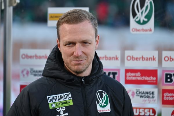 ABD0171_20251026 – RIED – STERREICH: Trainer Maximilian Senft (SV Ried) am Sonntag, 26. Oktober 2025, whrend der Admiral Bundesliga-Begegnung, Grunddurchgang, 11. Runde, zwischen SV Oberbank Ried und SK Rapid Wien in Ried. – FOTO: APA/EXPA/UWE WINTER