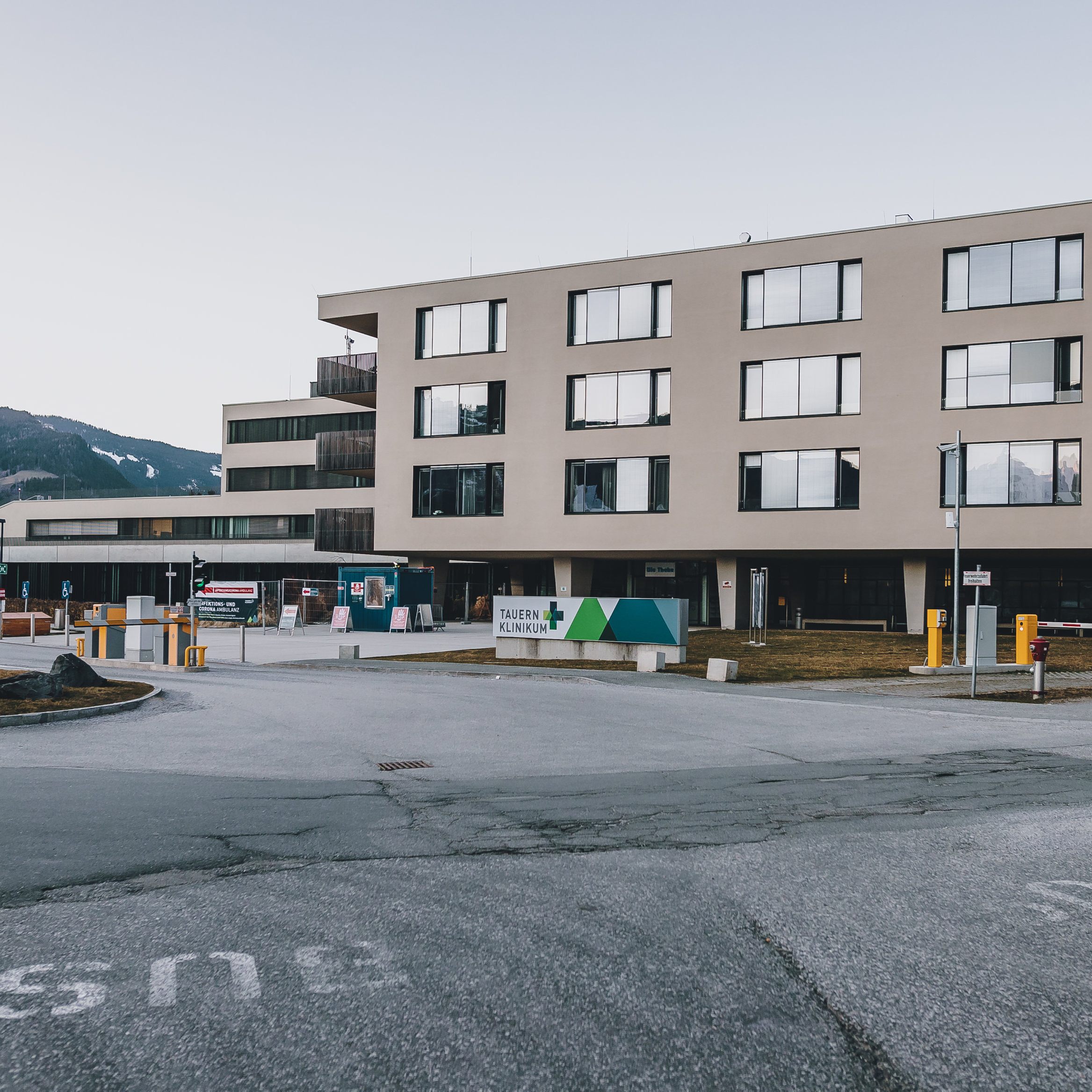 Drama vor Spital: Mann stirbt auf Parkplatz, Ärzte durften nicht helfen.