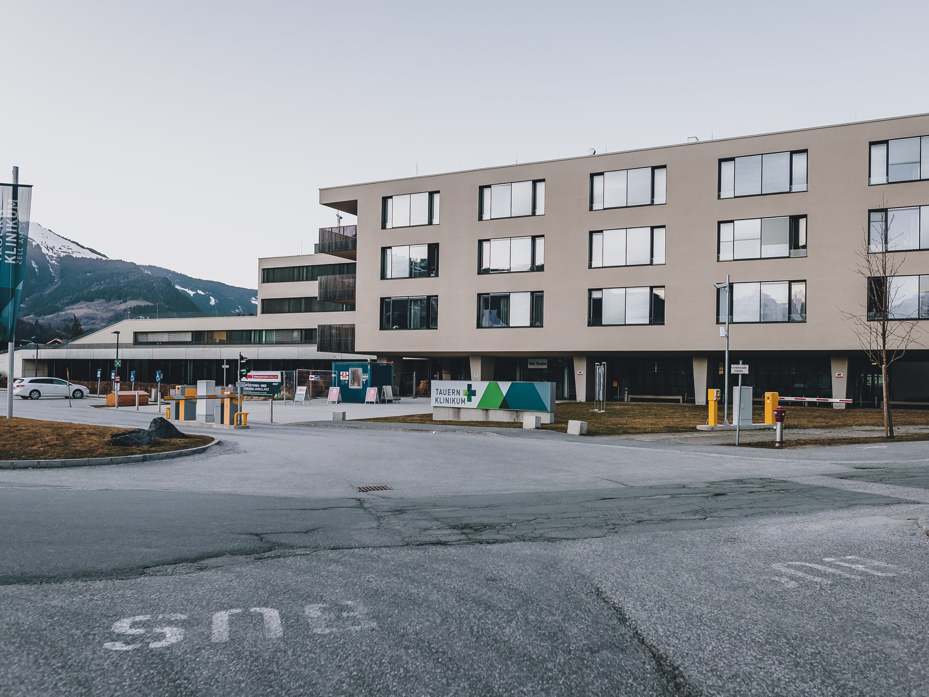 Drama vor Spital: Mann stirbt auf Parkplatz, Ärzte durften nicht helfen.