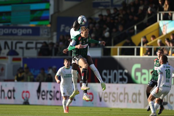 ABD0206_20251026 – RIED – STERREICH: Serge-Philippe Raux-Xao (Rapid), Nikki Havenaar (SV Ried), am Sonntag, 26. Oktober 2025, whrend der Admiral Bundesliga-Begegnung, Grunddurchgang, 11. Runde, zwischen SV Oberbank Ried und SK Rapid Wien in Ried. – FOTO: APA/EXPA/UWE WINTER