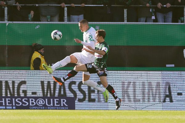 ABD0207_20251026 – RIED – STERREICH: Nenad Cvetkovic (Rapid), Jonas Mayer (SV Ried), am Sonntag, 26. Oktober 2025, whrend der Admiral Bundesliga-Begegnung, Grunddurchgang, 11. Runde, zwischen SV Oberbank Ried und SK Rapid Wien in Ried. – FOTO: APA/EXPA/UWE WINTER