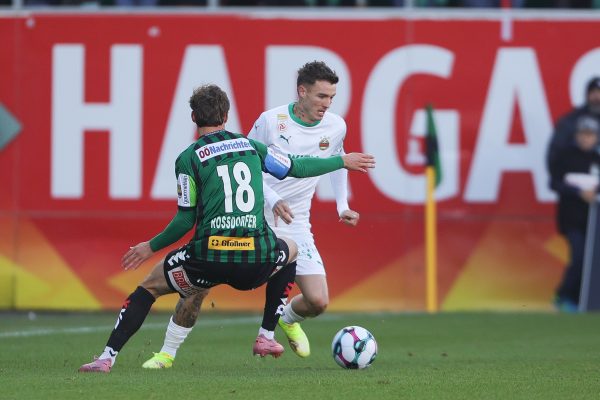 ABD0208_20251026 – RIED – STERREICH: Fabian Rossdorfer (SV Ried), Bendeguz Bence Bolla (Rapid), am Sonntag, 26. Oktober 2025, whrend der Admiral Bundesliga-Begegnung, Grunddurchgang, 11. Runde, zwischen SV Oberbank Ried und SK Rapid Wien in Ried. – FOTO: APA/EXPA/UWE WINTER
