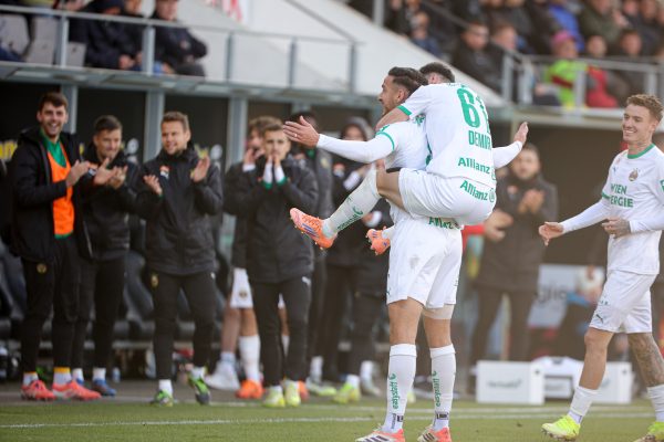 ABD0212_20251026 – RIED – STERREICH: Torschtze Ercan Kara Jubelt ber sein Tor zum 2 : 0 (Rapid)j, am Sonntag, 26. Oktober 2025, whrend der Admiral Bundesliga-Begegnung, Grunddurchgang, 11. Runde, zwischen SV Oberbank Ried und SK Rapid Wien in Ried. – FOTO: APA/EXPA/UWE WINTER