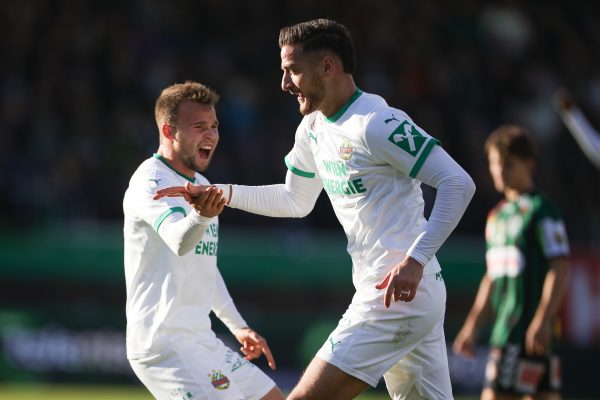 ABD0213_20251026 – RIED – STERREICH: Torschtze Ercan Kara Jubelt ber sein Tor zum 2 : 0 (Rapid), am Sonntag, 26. Oktober 2025, whrend der Admiral Bundesliga-Begegnung, Grunddurchgang, 11. Runde, zwischen SV Oberbank Ried und SK Rapid Wien in Ried. – FOTO: APA/EXPA/UWE WINTER