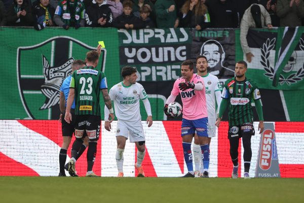 ABD0220_20251026 – RIED – STERREICH: Schiedsrichter Arnes Talic zeigt Furkan Demir (Rapid) die gelbe Karte, am Sonntag, 26. Oktober 2025, whrend der Admiral Bundesliga-Begegnung, Grunddurchgang, 11. Runde, zwischen SV Oberbank Ried und SK Rapid Wien in Ried. – FOTO: APA/EXPA/UWE WINTER
