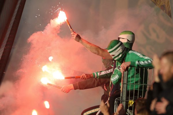 ABD0221_20251026 – RIED – STERREICH: Fans von Rapid Wien, am Sonntag, 26. Oktober 2025, whrend der Admiral Bundesliga-Begegnung, Grunddurchgang, 11. Runde, zwischen SV Oberbank Ried und SK Rapid Wien in Ried. – FOTO: APA/EXPA/UWE WINTER