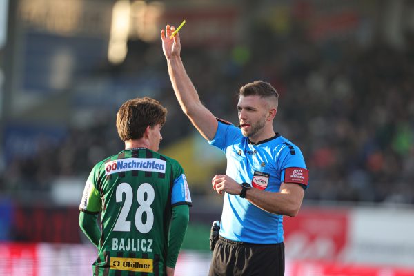 ABD0222_20251026 – RIED – STERREICH: Schiedsrichter Arnes Talic zeigt Nicolas Bajlicz (SV Ried) die gelbe Karte, am Sonntag, 26. Oktober 2025, whrend der Admiral Bundesliga-Begegnung, Grunddurchgang, 11. Runde, zwischen SV Oberbank Ried und SK Rapid Wien in Ried. – FOTO: APA/EXPA/UWE WINTER