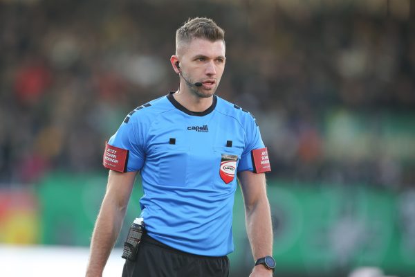 ABD0223_20251026 – RIED – STERREICH: Schiedsrichter Arnes Talic, am Sonntag, 26. Oktober 2025, whrend der Admiral Bundesliga-Begegnung, Grunddurchgang, 11. Runde, zwischen SV Oberbank Ried und SK Rapid Wien in Ried. – FOTO: APA/EXPA/UWE WINTER