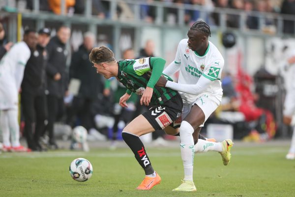 ABD0224_20251026 – RIED – STERREICH: Peter Kiedl (SV Ried), Serge-Philippe Raux-Xao (Rapid), am Sonntag, 26. Oktober 2025, whrend der Admiral Bundesliga-Begegnung, Grunddurchgang, 11. Runde, zwischen SV Oberbank Ried und SK Rapid Wien in Ried. – FOTO: APA/EXPA/UWE WINTER