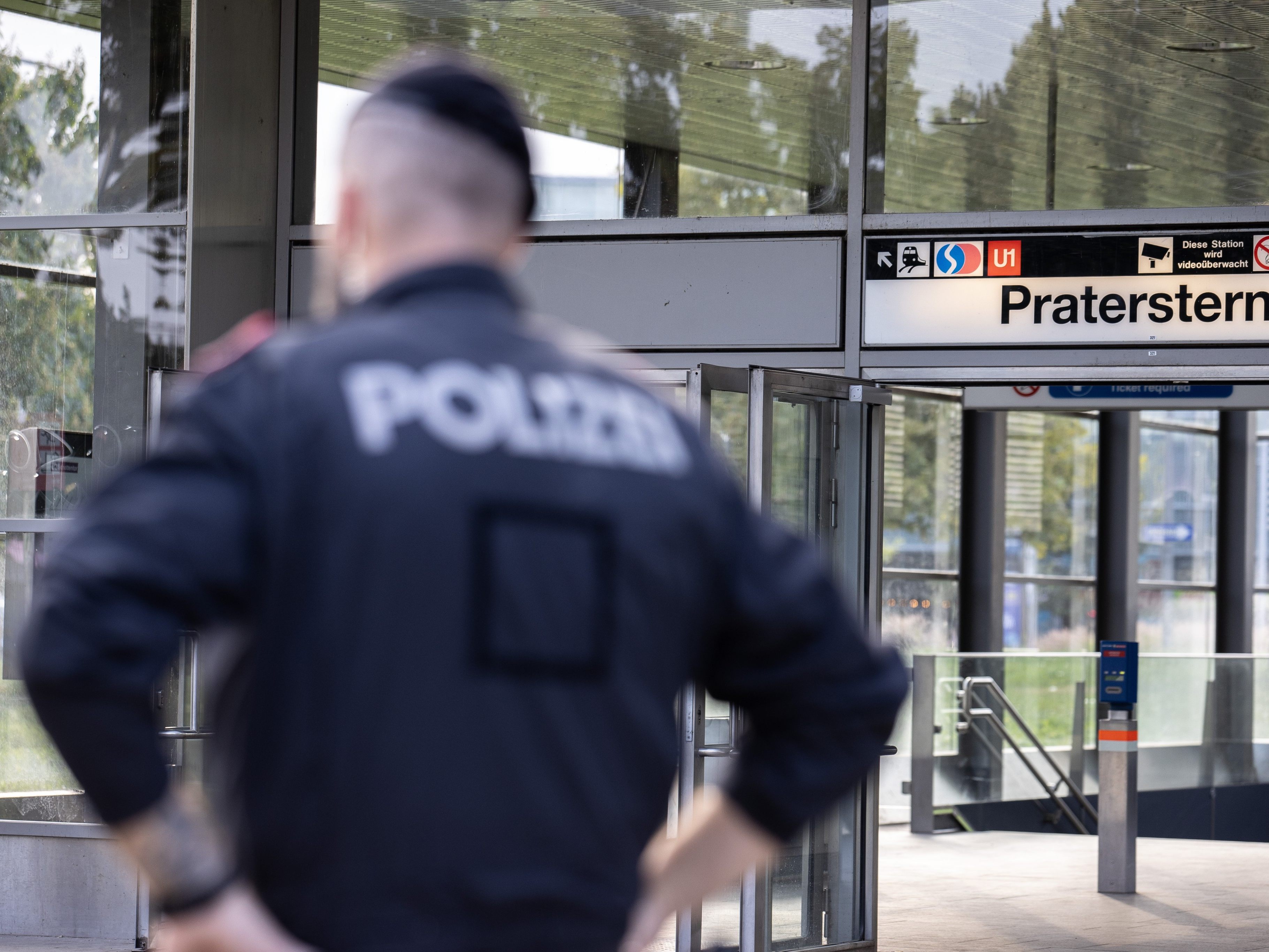 Hitlergru-am-Wiener-Praterstern-44-J-hriger-festgenommen