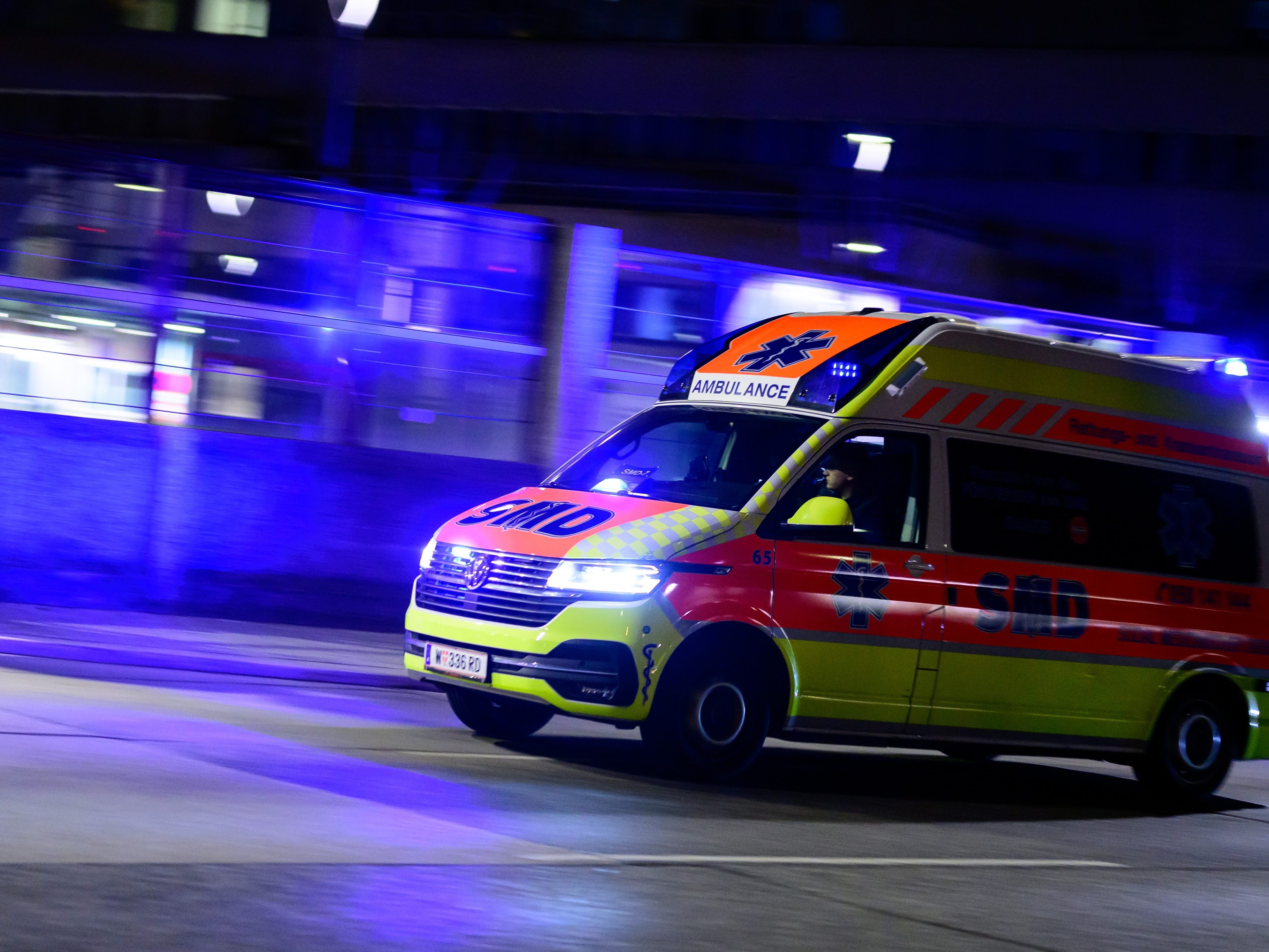 Der Mann verhielt sich der Polizei gegenüber weiterhin aggressiv. Der Mann verhielt sich der Polizei gegenüber weiterhin aggressiv.