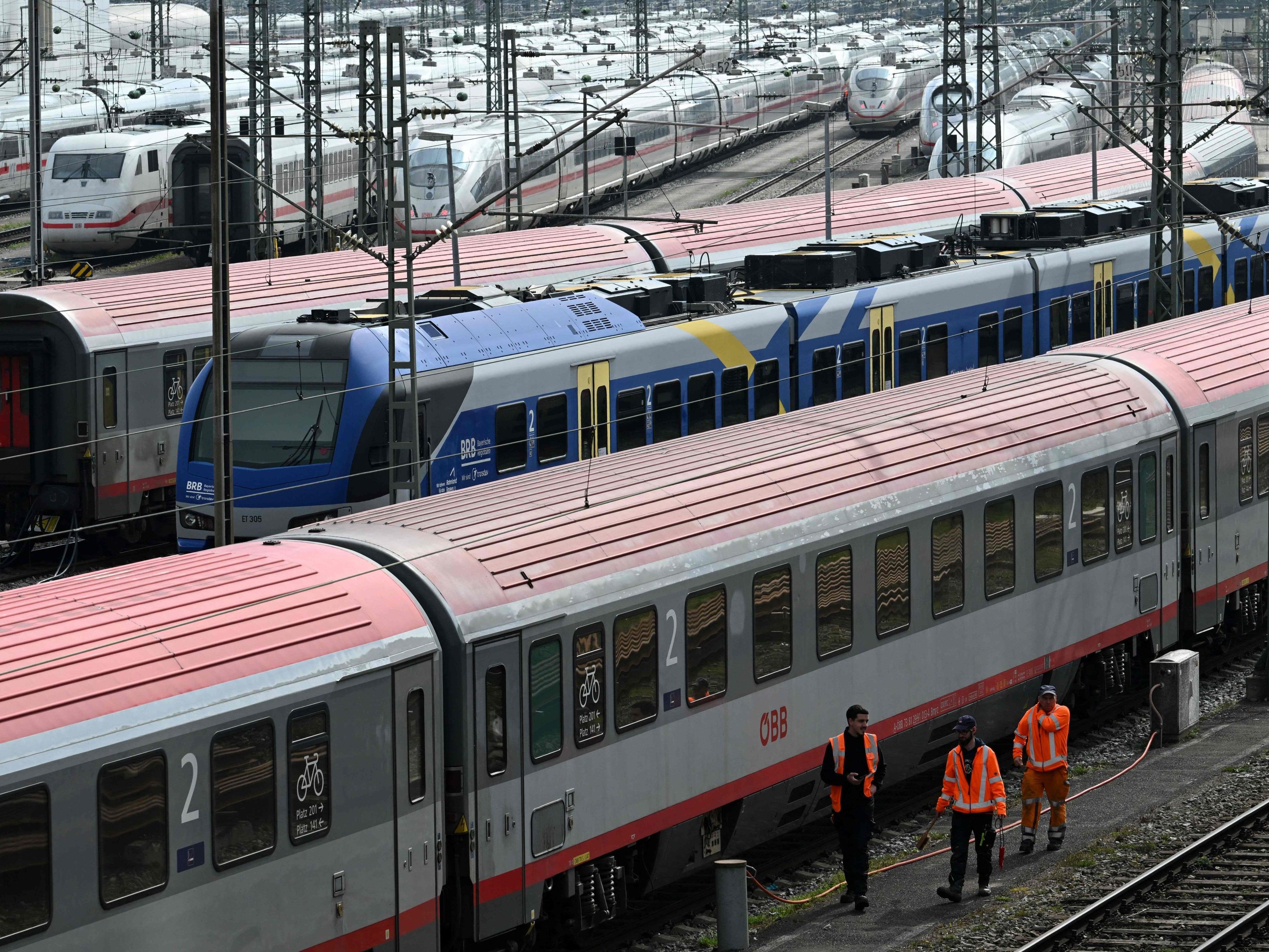 Die Sozialpartner haben sich auf einen neuen Kollektivvertrag für die 55.000 Beschäftigten bei den österreichischen Eisenbahnen verständigt. Die Sozialpartner haben sich auf einen neuen Kollektivvertrag für die 55.000 Beschäftigten bei den österreichischen Eisenbahnen verständigt.