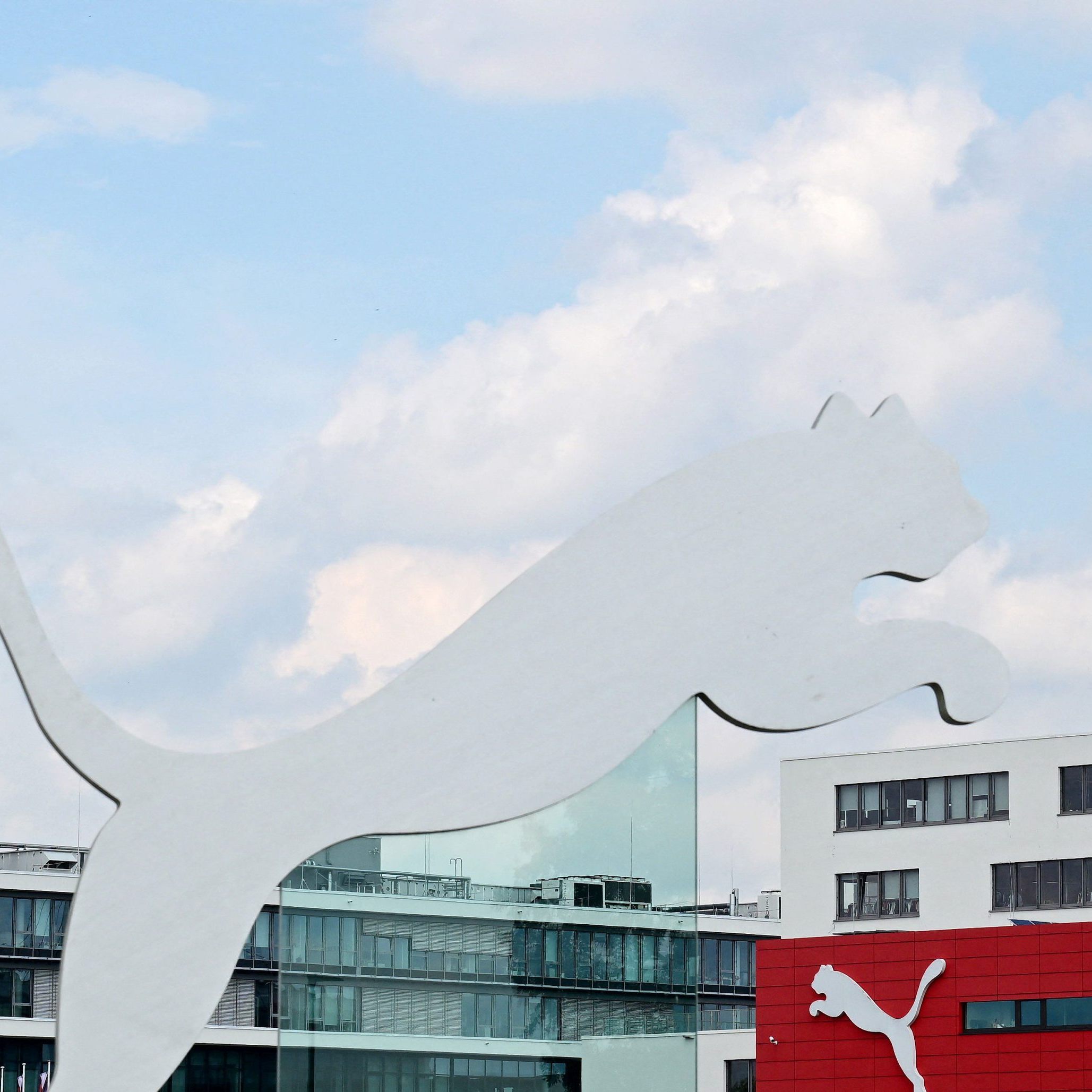 Puma will bis 2026 rund 900 Stellen streichen.