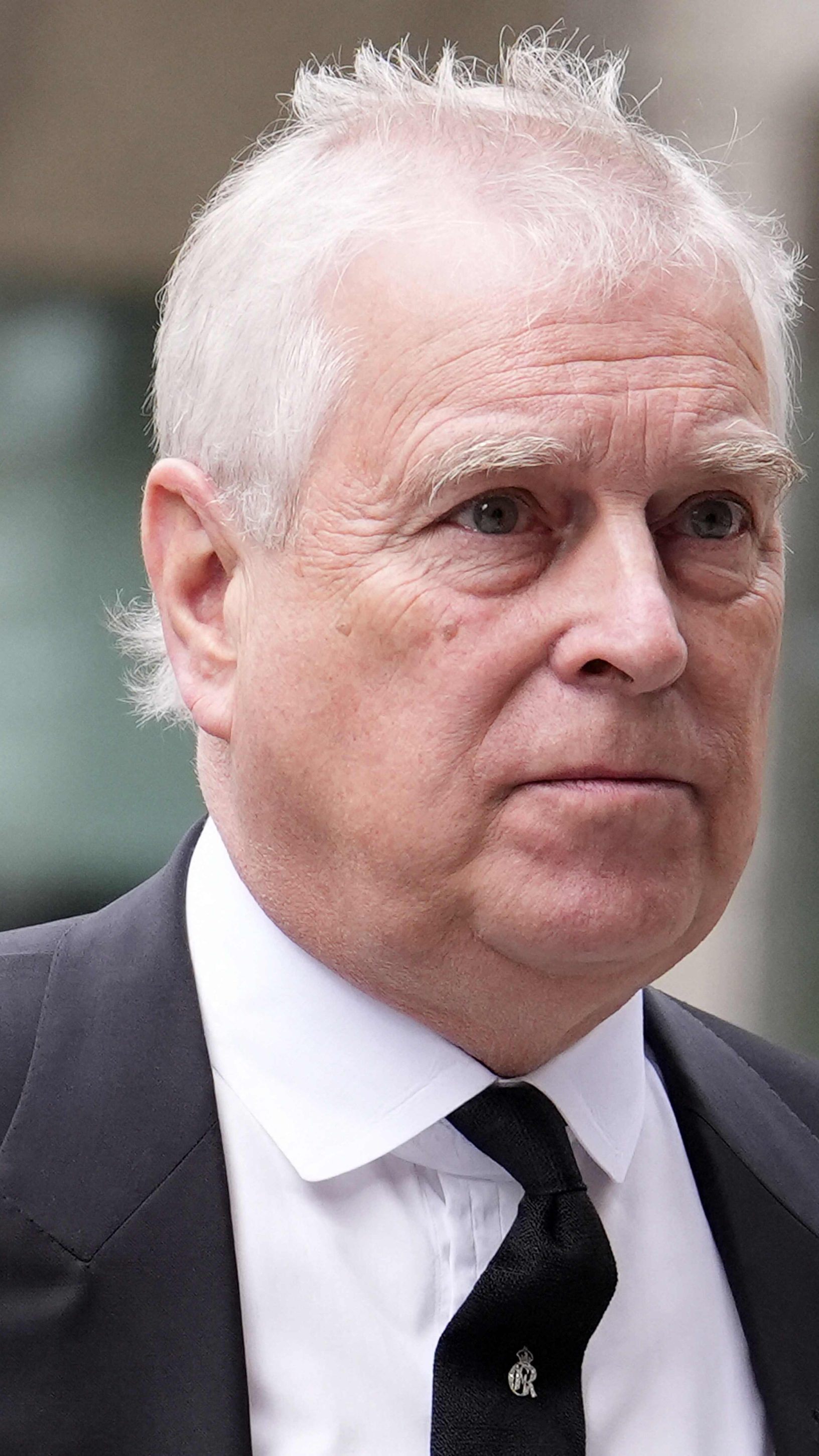 Prinz Andrew legt alle Titel und Ämter nieder.