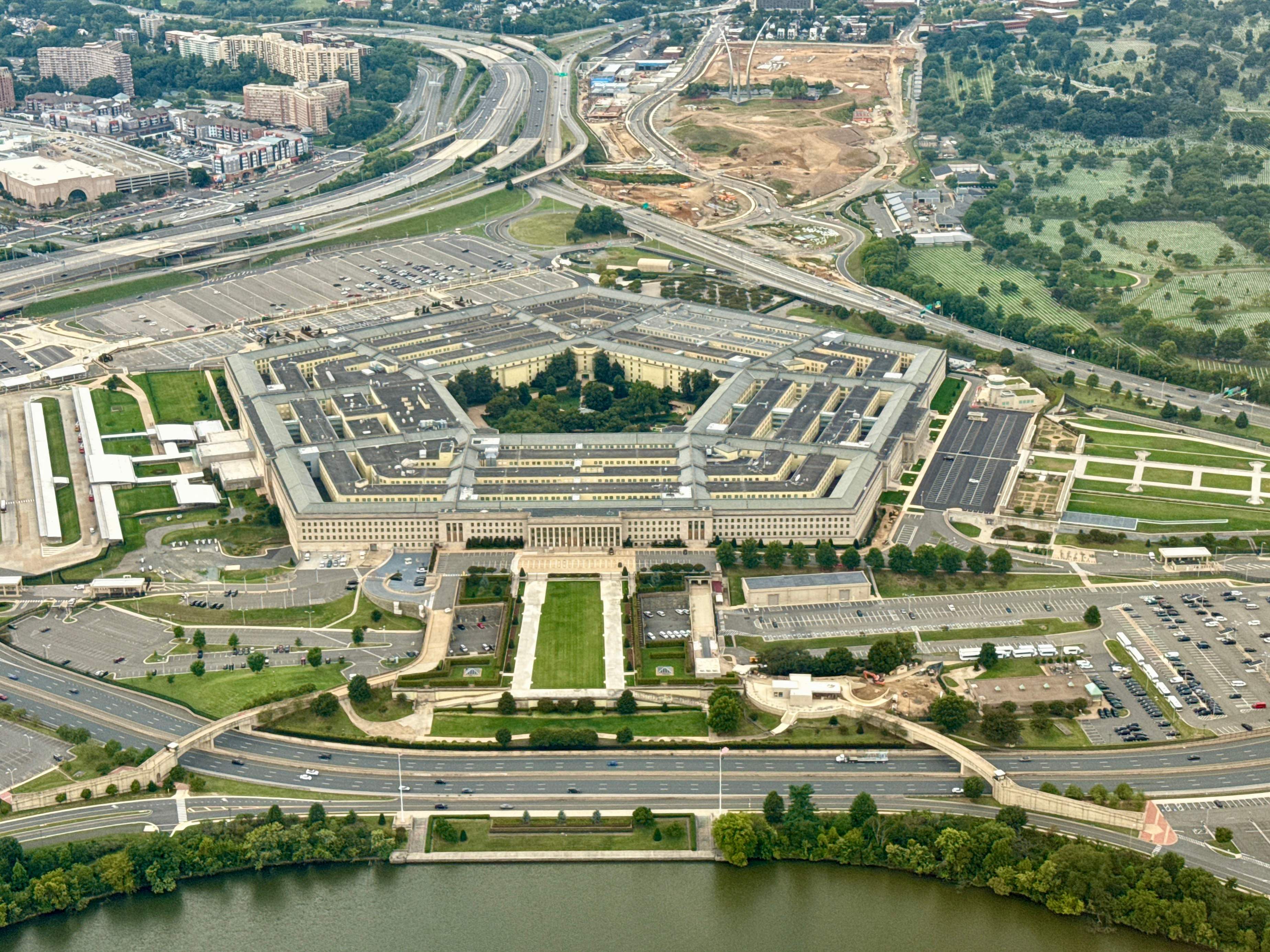 Das Pentagon hat die Annahme einer anonymen Millionenspende bestätigt, die zur Bezahlung von Soldaten während der andauernden Haushaltsblockade beitragen soll. Das Pentagon hat die Annahme einer anonymen Millionenspende bestätigt, die zur Bezahlung von Soldaten während der andauernden Haushaltsblockade beitragen soll.