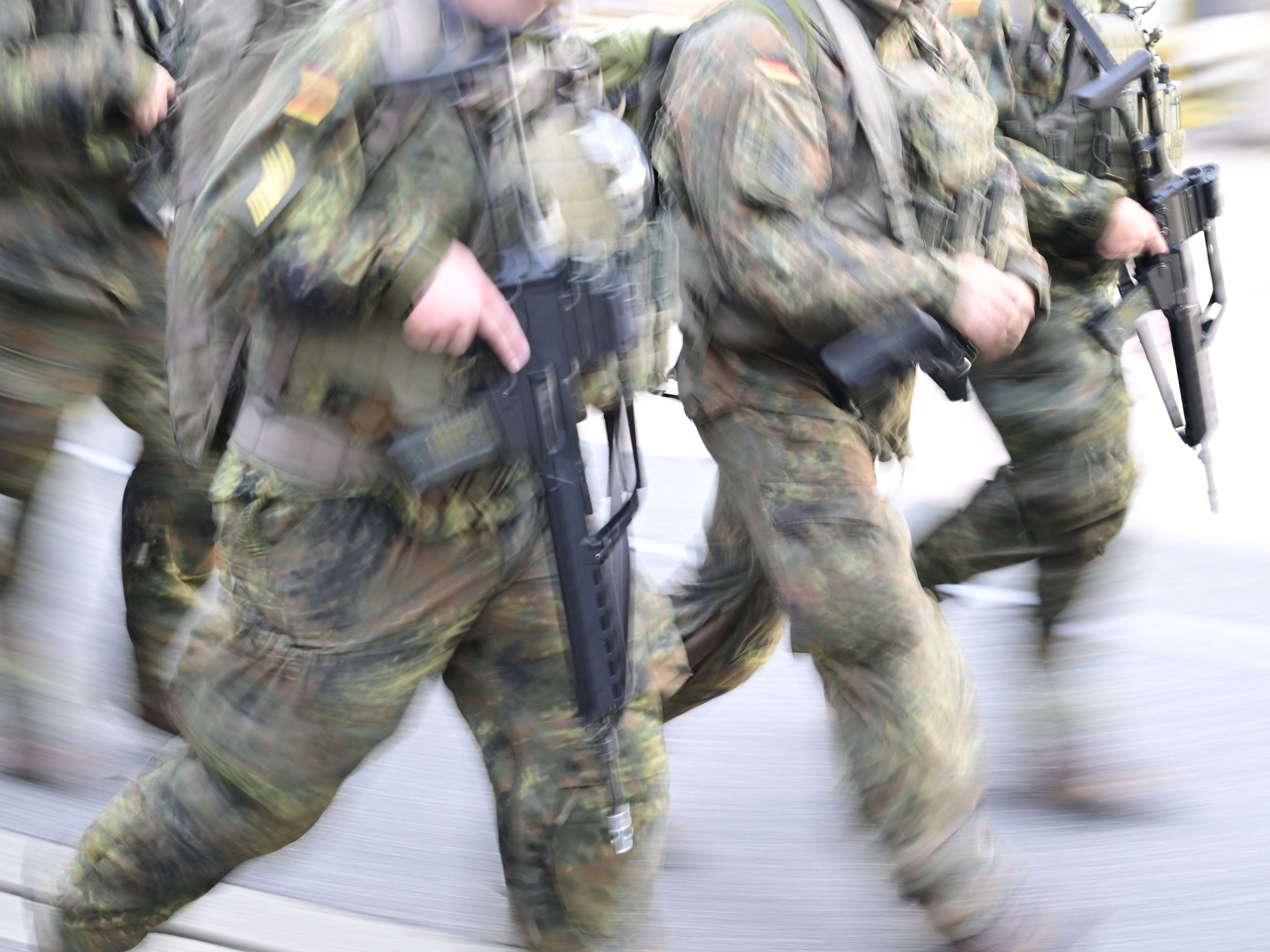 Bei einer Übung der Bundeswehr in Erding hat die Polizei versehentlich auf einen Soldaten geschossen. (Symbolbild) Bei einer Übung der Bundeswehr in Erding hat die Polizei versehentlich auf einen Soldaten geschossen. (Symbolbild)