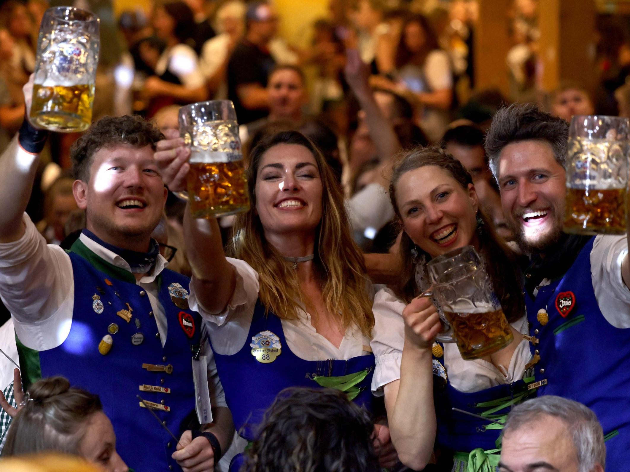 Ausklang mit Wunderkerzen beim Oktoberfest in München.