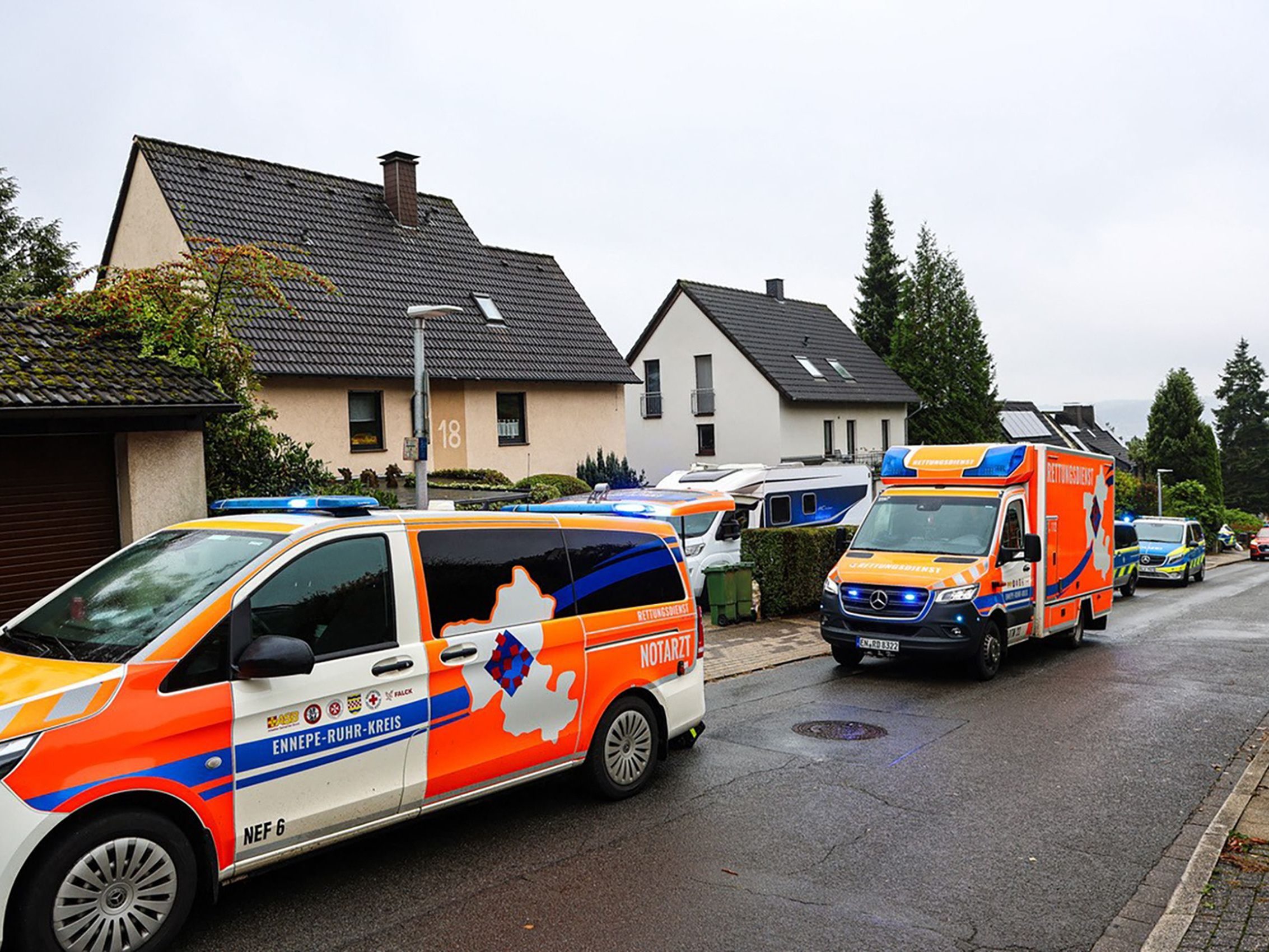 Die 57-Jährige war am Dienstag lebensgefährlich verletzt in ihrem Wohnhaus gefunden worden.