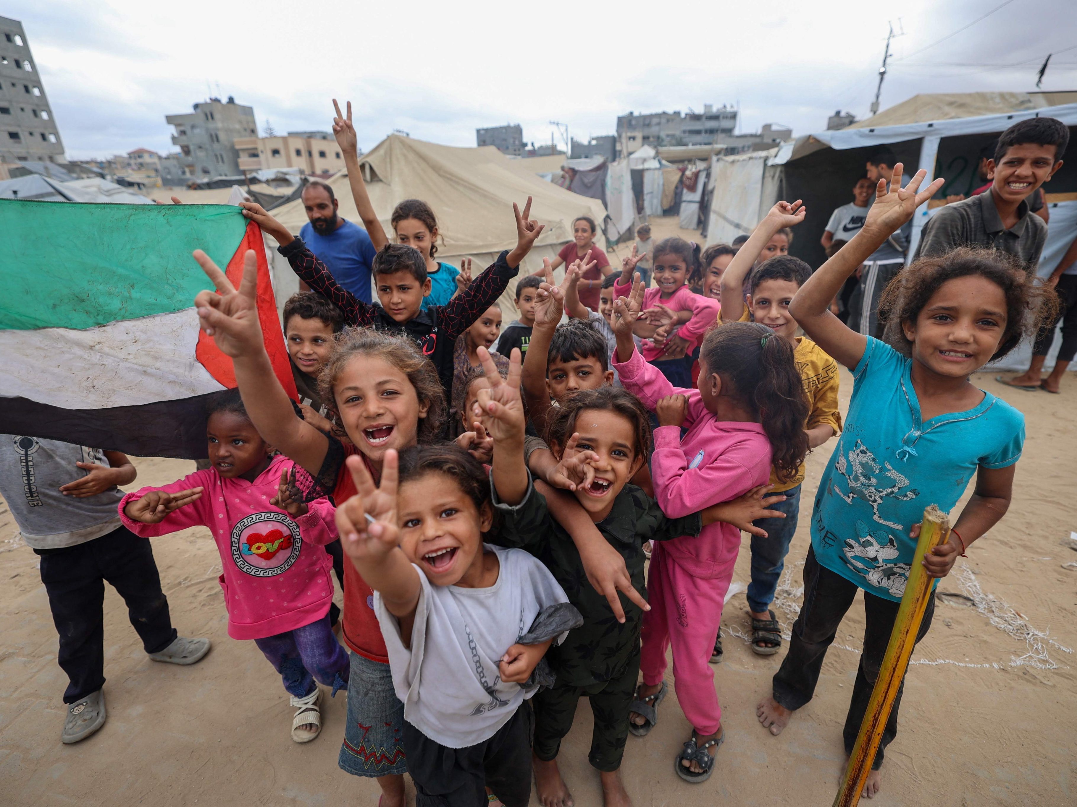Gaza zwischen Hoffnung und Schmerz: Menschen reagieren emotional auf Einigung zwischen Israel und Hamas. Gaza zwischen Hoffnung und Schmerz: Menschen reagieren emotional auf Einigung zwischen Israel und Hamas.