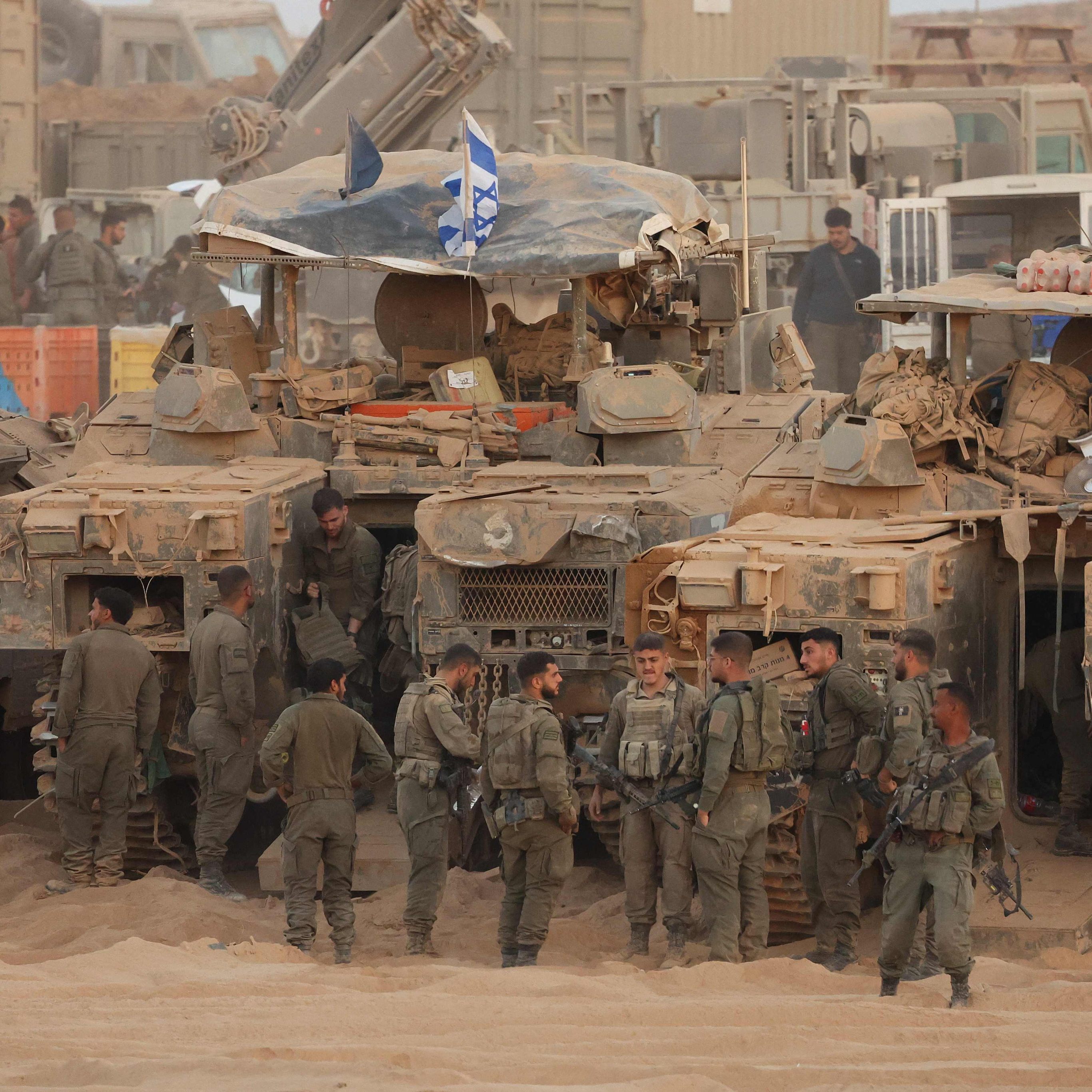 Israelische Soldaten versammeln sich am 10. Oktober 2025 in der Nähe gepanzerter Fahrzeuge an einer Position entlang des Grenzzauns zwischen Israel und dem Gazastreifen.