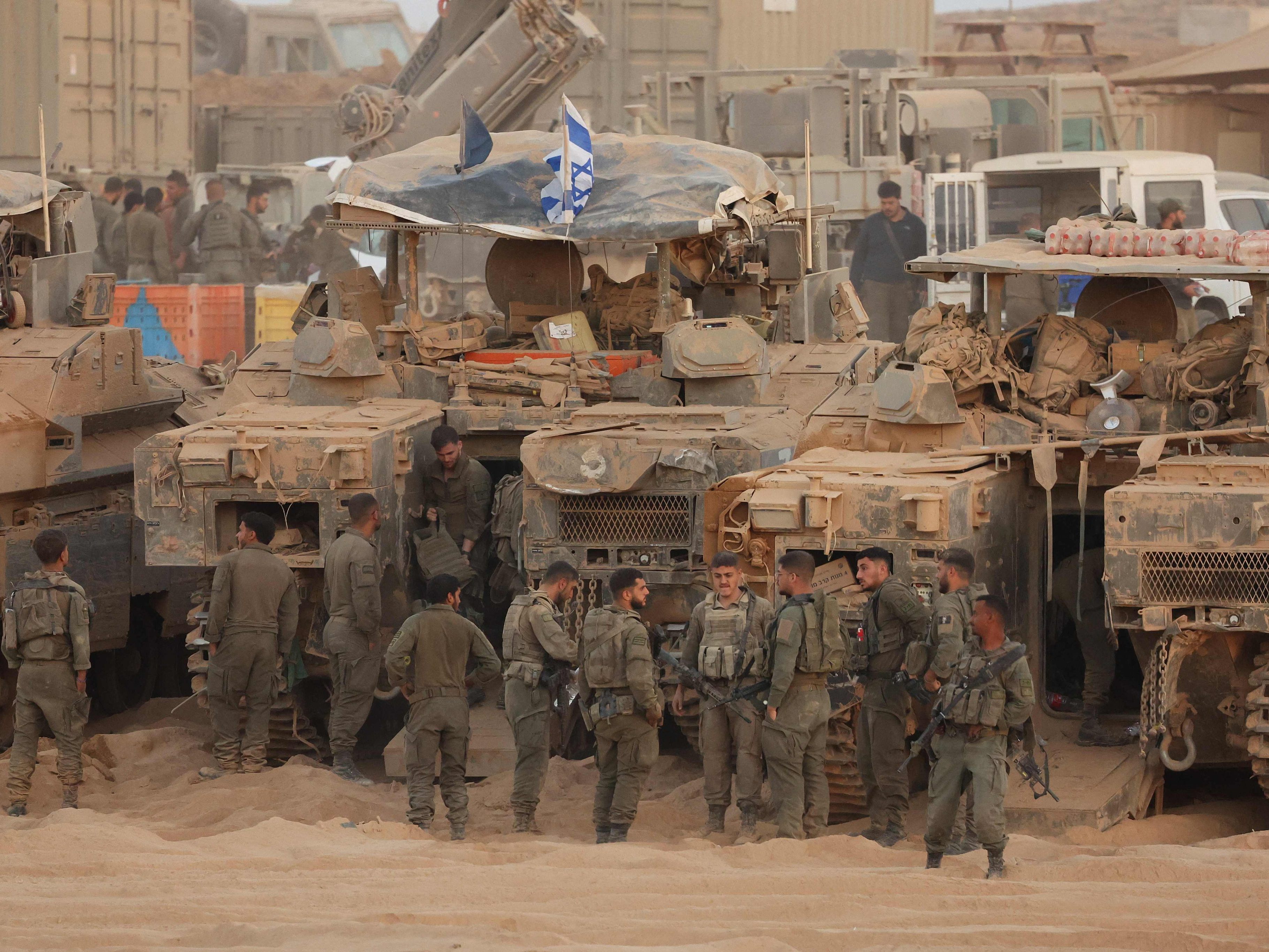 Israelische Soldaten versammeln sich am 10. Oktober 2025 in der Nähe gepanzerter Fahrzeuge an einer Position entlang des Grenzzauns zwischen Israel und dem Gazastreifen. Israelische Soldaten versammeln sich am 10. Oktober 2025 in der Nähe gepanzerter Fahrzeuge an einer Position entlang des Grenzzauns zwischen Israel und dem Gazastreifen.
