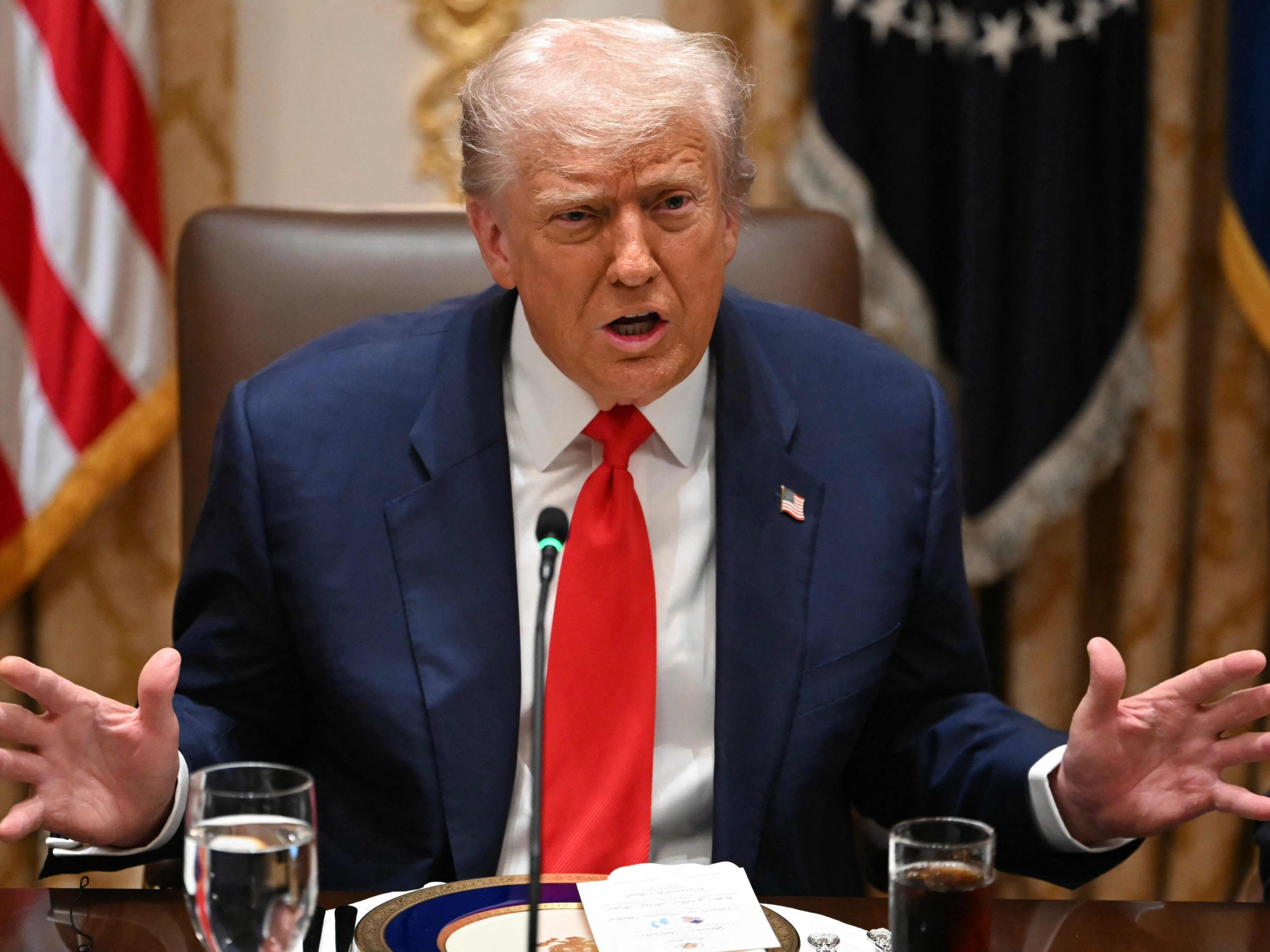 US-Präsident Donald Trump bei einem Treffen mit Argentiniens Präsident Javier Milei im Weißen Haus in Washington, D.C., am 14. Oktober 2025. US-Präsident Donald Trump bei einem Treffen mit Argentiniens Präsident Javier Milei im Weißen Haus in Washington, D.C., am 14. Oktober 2025.