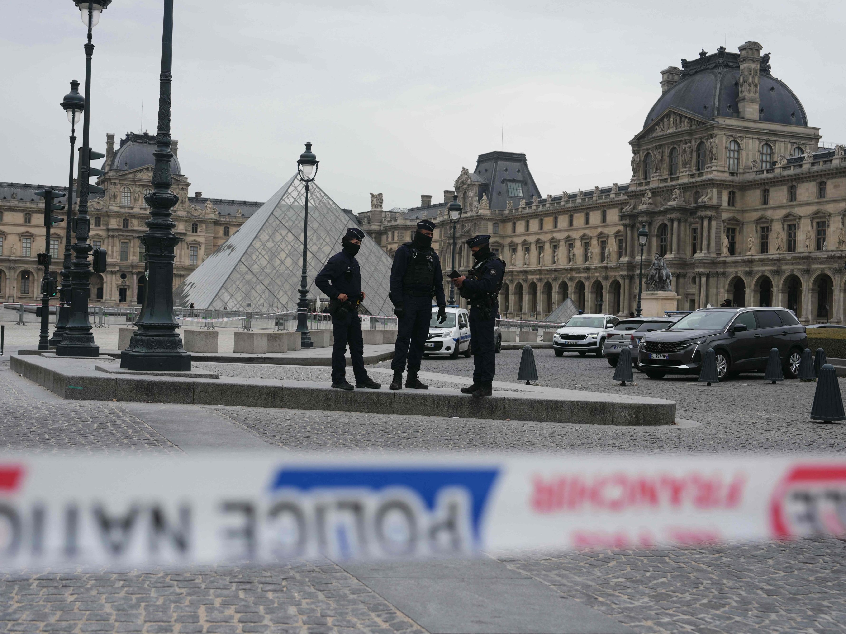 Nach dem Diebstahl historischer Juwelen aus dem Pariser Louvre hat Frankreichs Kulturministerin Rachida Dati Probleme mit dem Sicherheitssystem des weltberühmten Museums bestritten. Nach dem Diebstahl historischer Juwelen aus dem Pariser Louvre hat Frankreichs Kulturministerin Rachida Dati Probleme mit dem Sicherheitssystem des weltberühmten Museums bestritten.