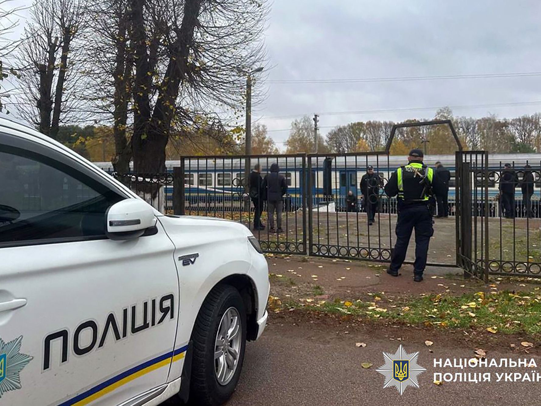 Bei einer schweren Explosion am Bahnhof der nordukrainischen Stadt Owrutsch sind vier Menschen ums Leben gekommen, zwölf weitere wurden verletzt.